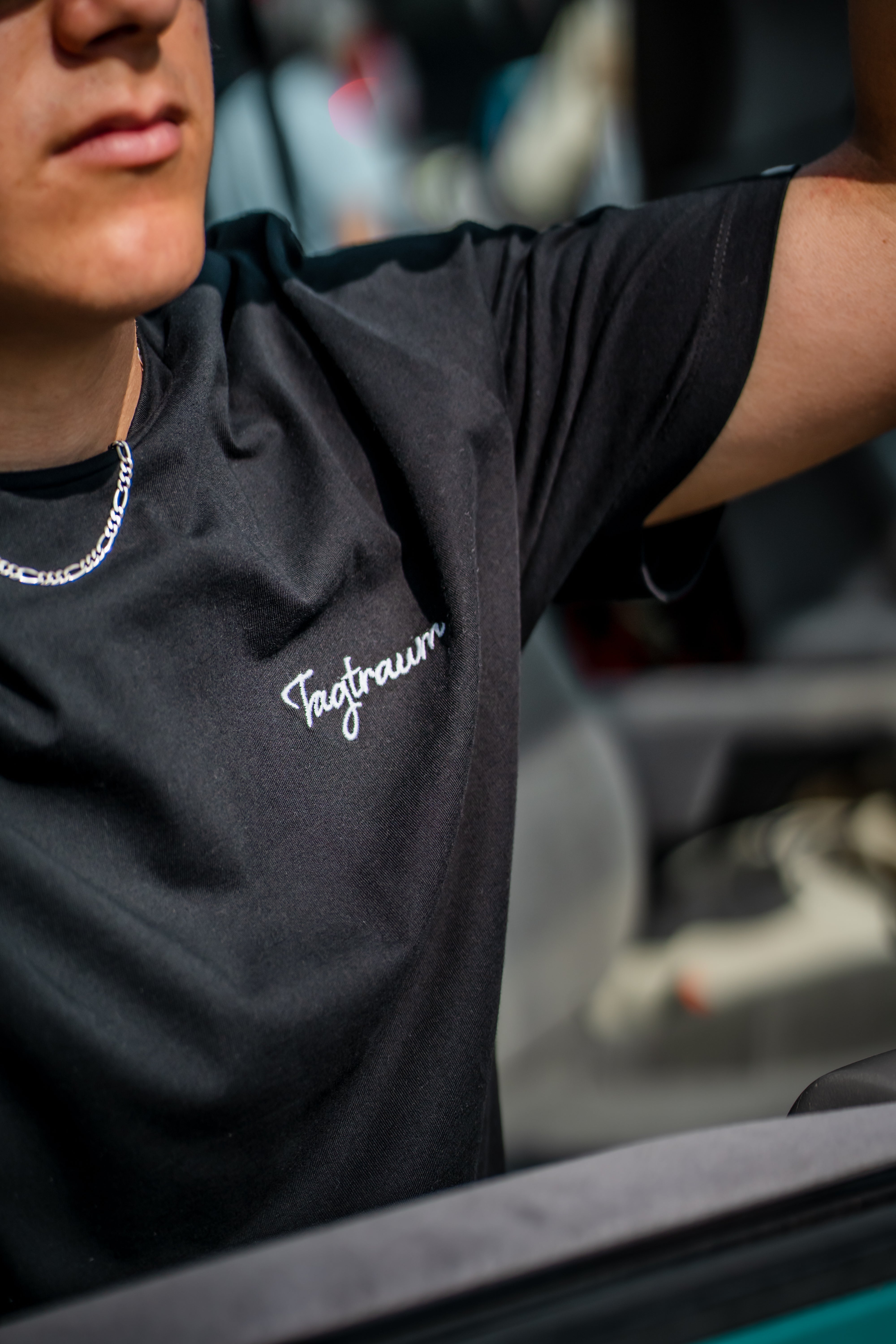 Schwarzes, hochwertiges Tagtraum T-Shirt mit Round Neck, Unisex. MIt edlem Tagtraum Stick. Black, Streetstyle für alle Macher:innen, Entdecker:innen und Träumer:innen da draussen
