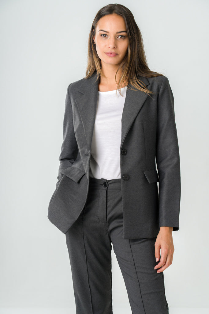 Blazer en laine éco-responsable gris, fabriqué en France, idéal pour un look sophistiqué et engagé.