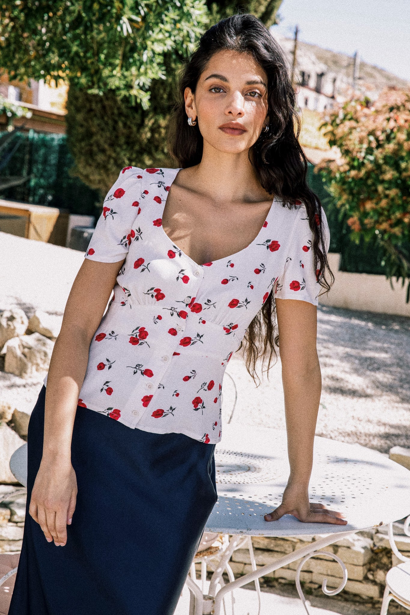 Blouse blanche imprimé floral en viscose Ecovero avec décolleté cœur et manches courtes, fabrication française