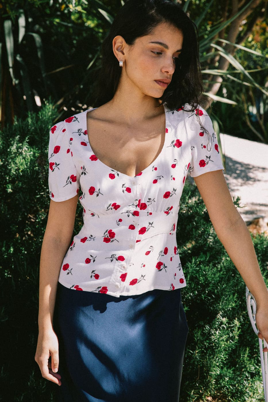 Blouse blanche à fleurs en viscose Ecovero avec décolleté cœur et manches courtes, pièce éthique fabriquée en France