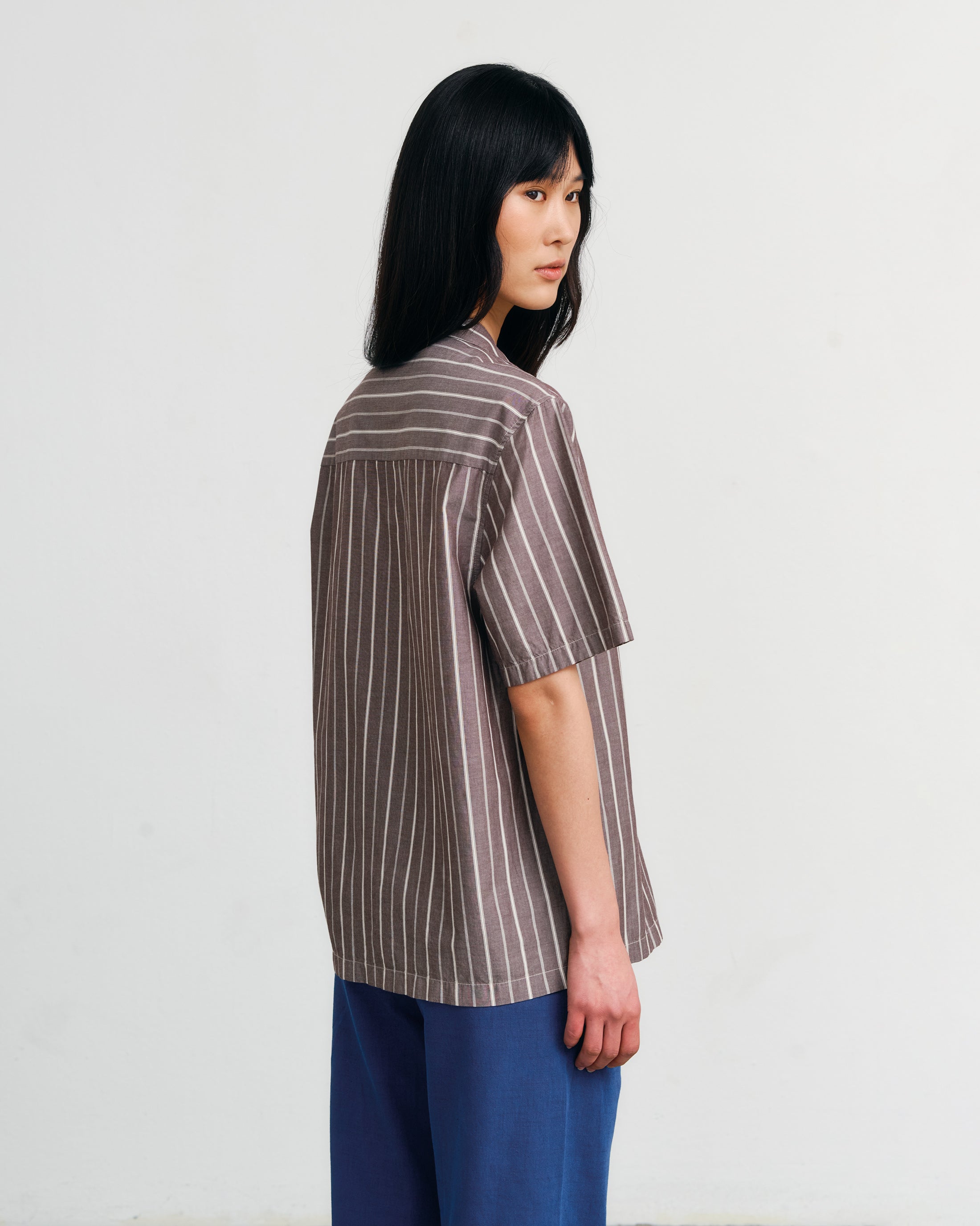 Chemise marron à rayures de type bowling en coton biologique par Rotholz