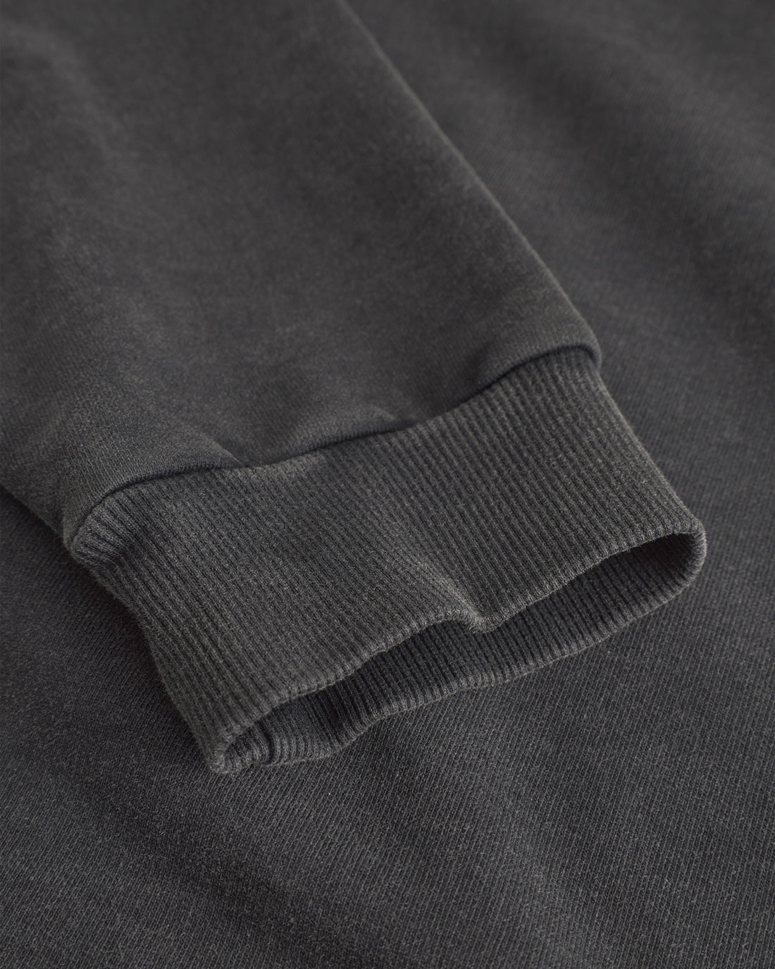 Schwarzer Pullover Logo aus 100% Bio-Baumwolle von Rotholz