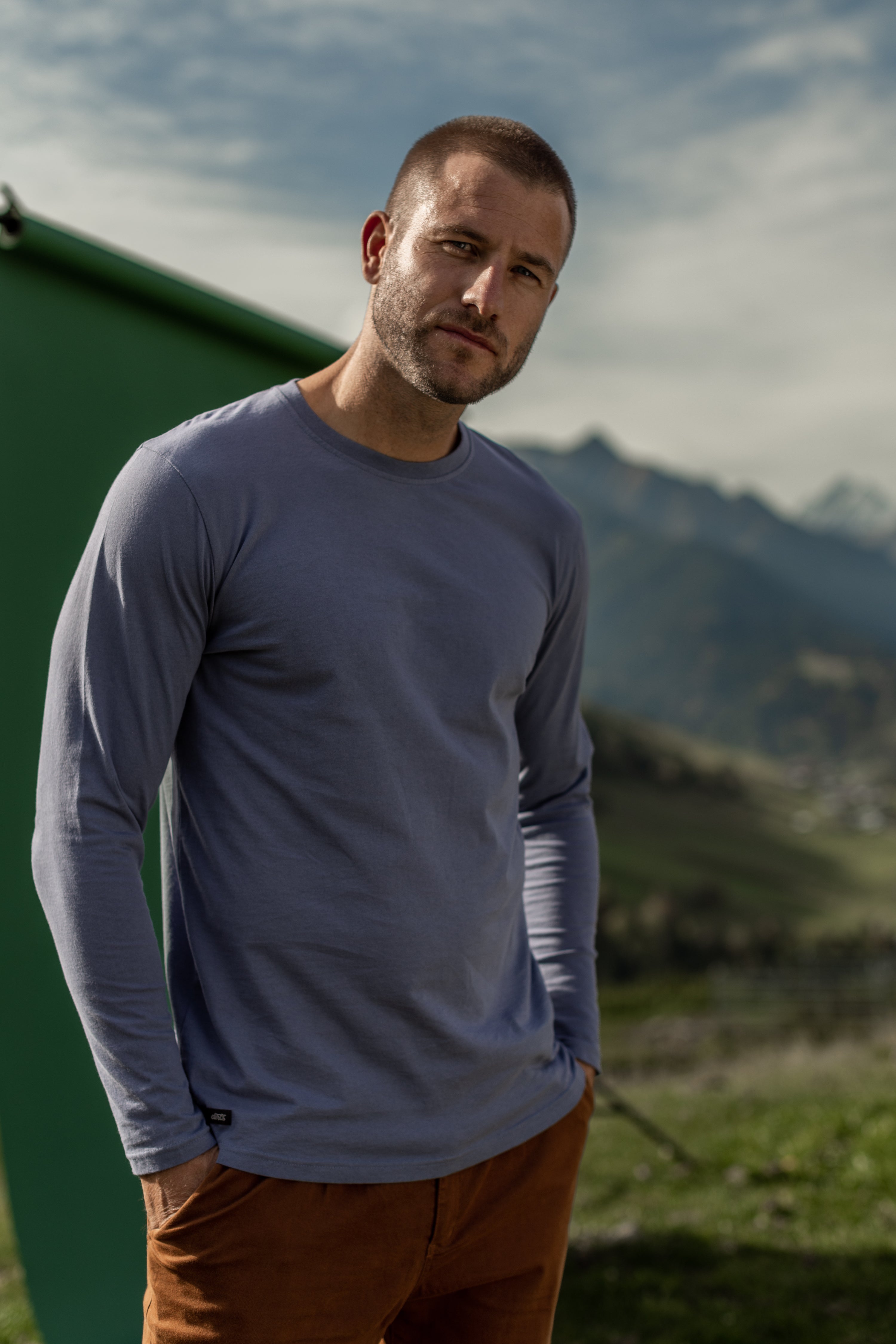 T-shirt bleu à manches longues en coton recyclé de DIRTS