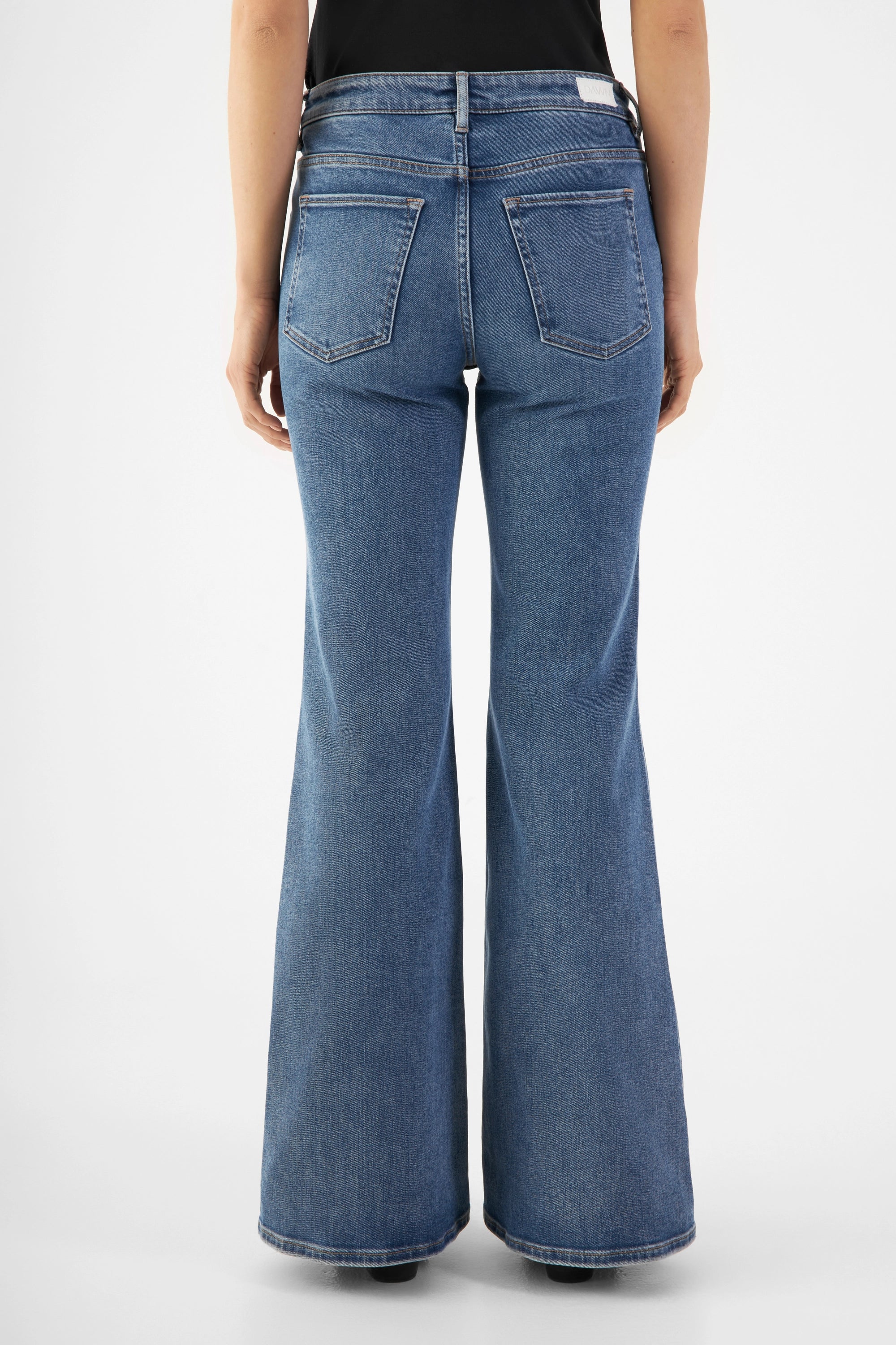 Hellblaue Jeans Celestial Slim Flared aus Lyocell Tencel von Dawn Denim