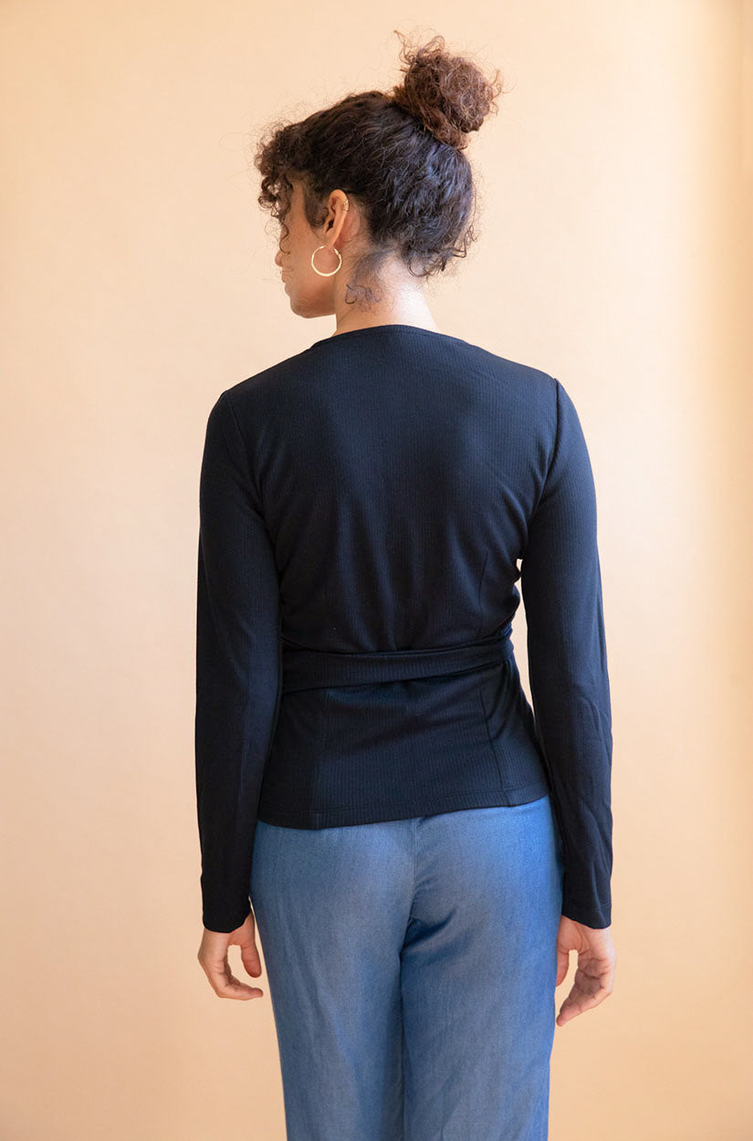 Cache-cœur noir côtelé en Tencel, éthique et fabriqué en France, parfait pour une mode responsable et stylée.