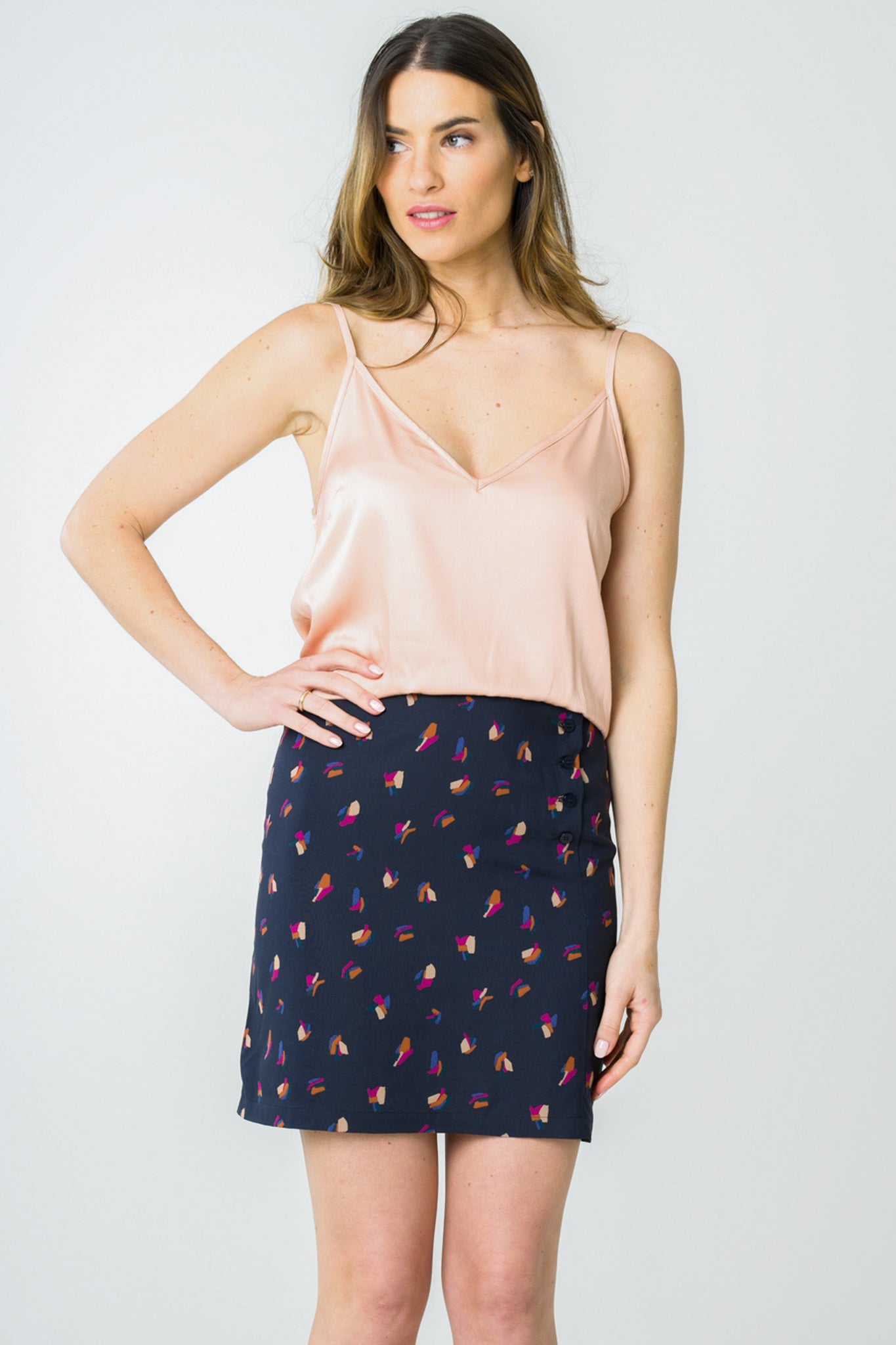 Caraco en satin pêche, fait en France de manière éthique, alliant confort et sophistication dans un tissu léger et soyeux.