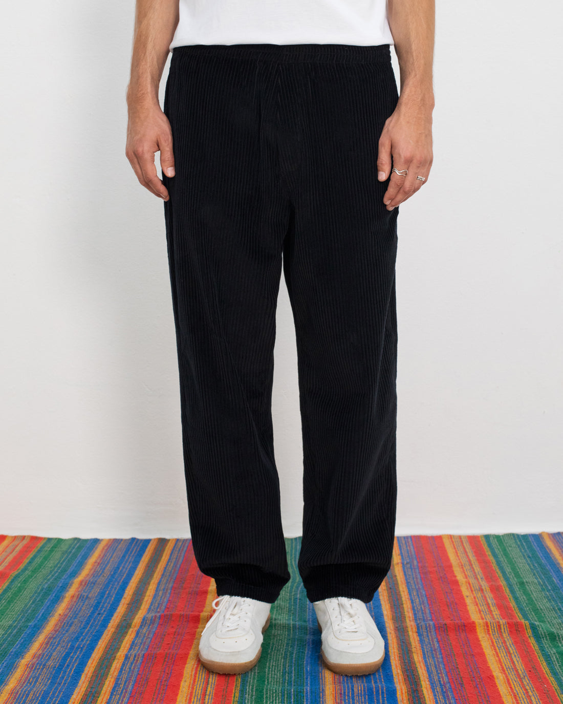Schwarze weite Cord Hose aus 100% Bio-Baumwolle von Rotholz