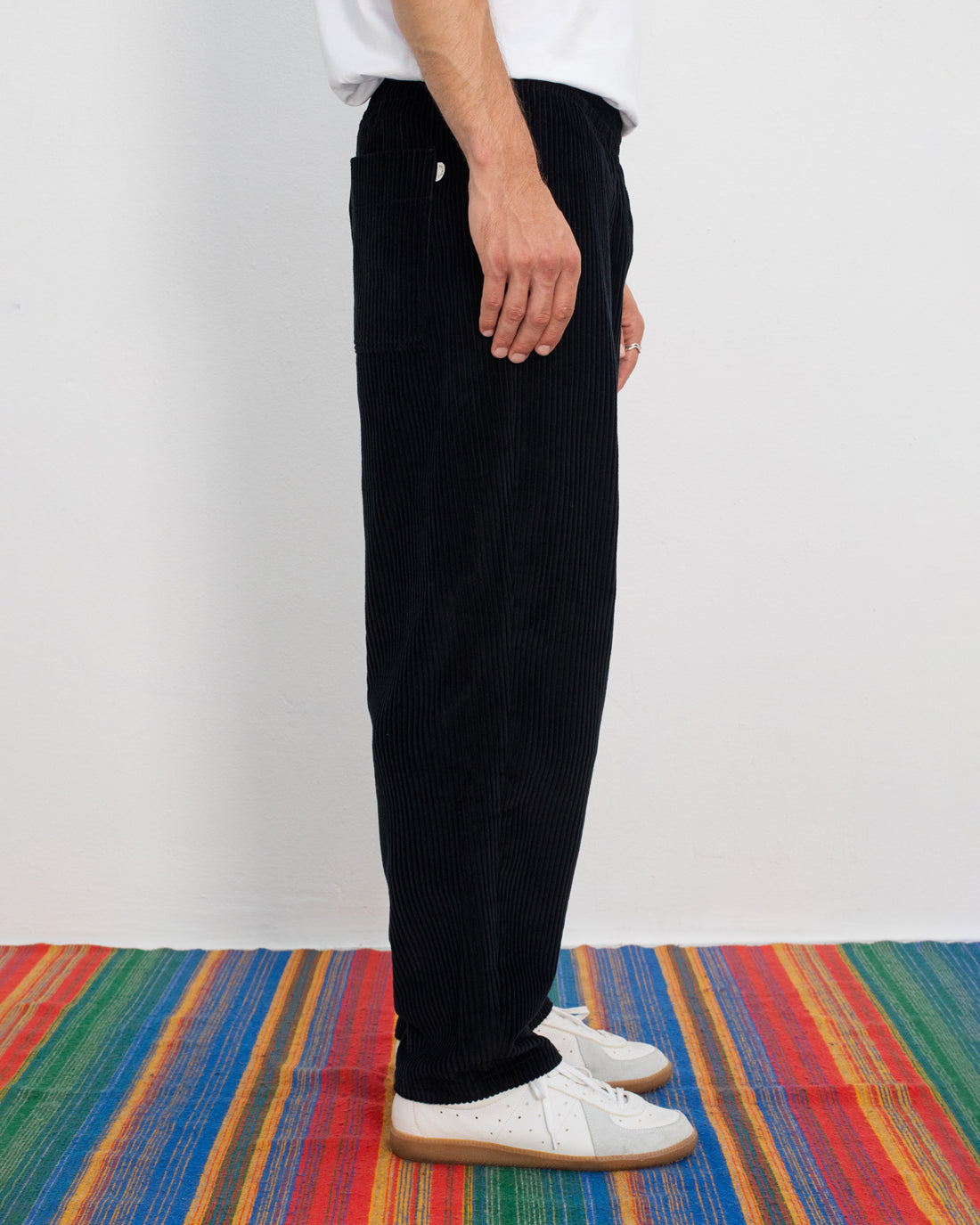 Schwarze weite Cord Hose aus 100% Bio-Baumwolle von Rotholz