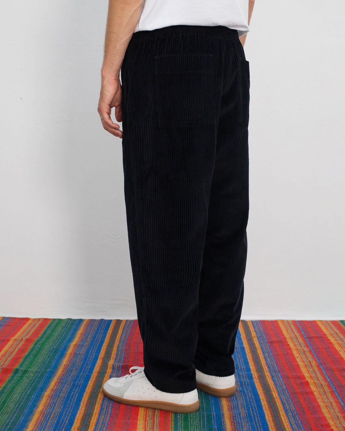 Schwarze weite Cord Hose aus 100% Bio-Baumwolle von Rotholz
