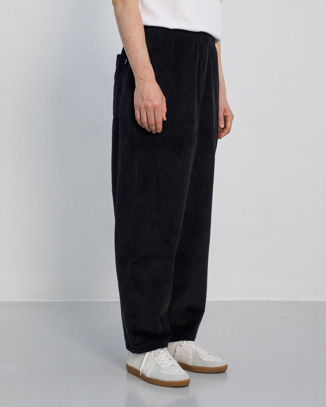 Pantalon large en velours côtelé noir 100 % coton biologique de Rotholz