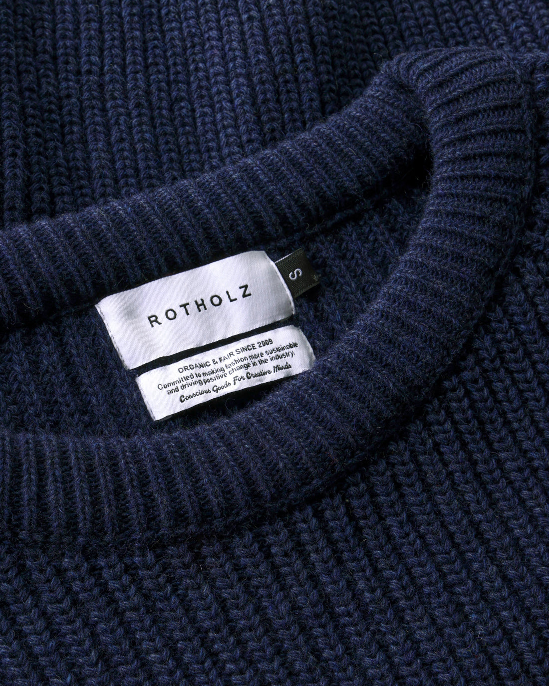 Dunkelblauer Strickpullover aus Recycelter Wolle von Rotholz