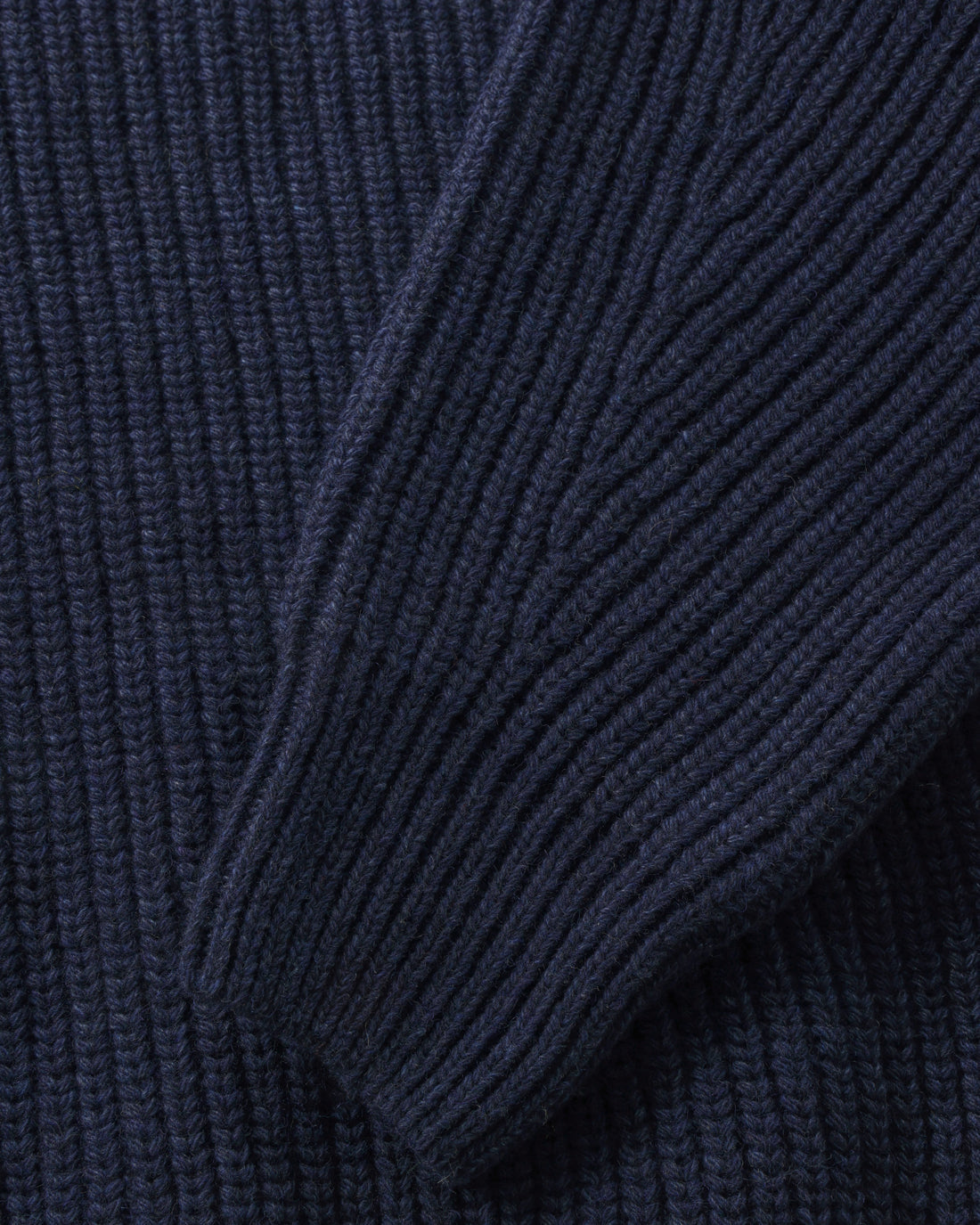 Dunkelblauer Strickpullover aus Recycelter Wolle von Rotholz