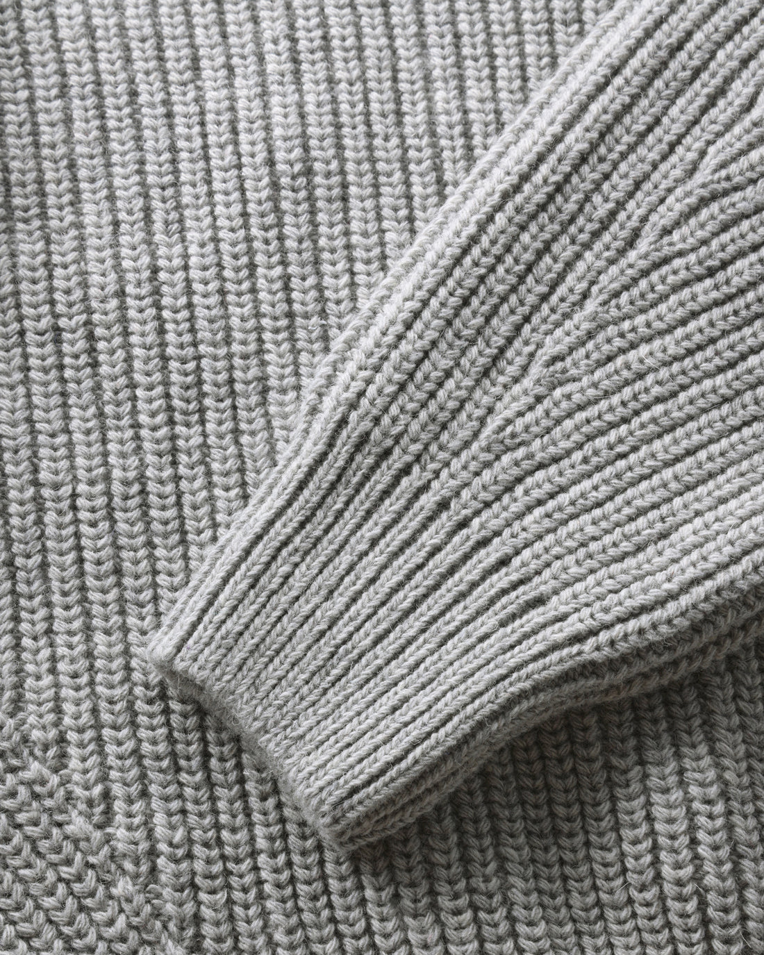 Hellgrauer Kurzer Strickpullover aus Recycelter Wolle von Rotholz
