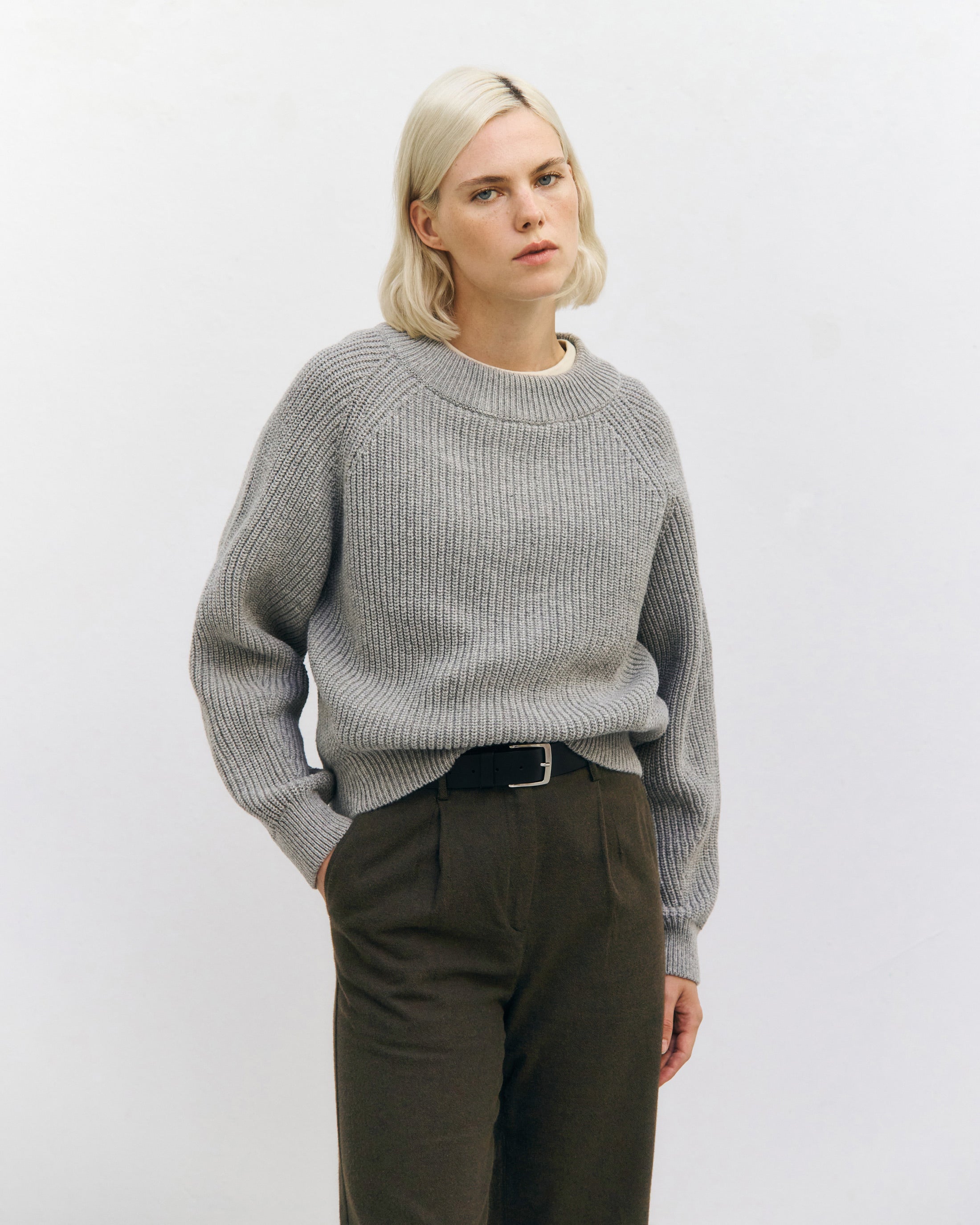 Hellgrauer Kurzer Strickpullover aus Recycelter Wolle von Rotholz
