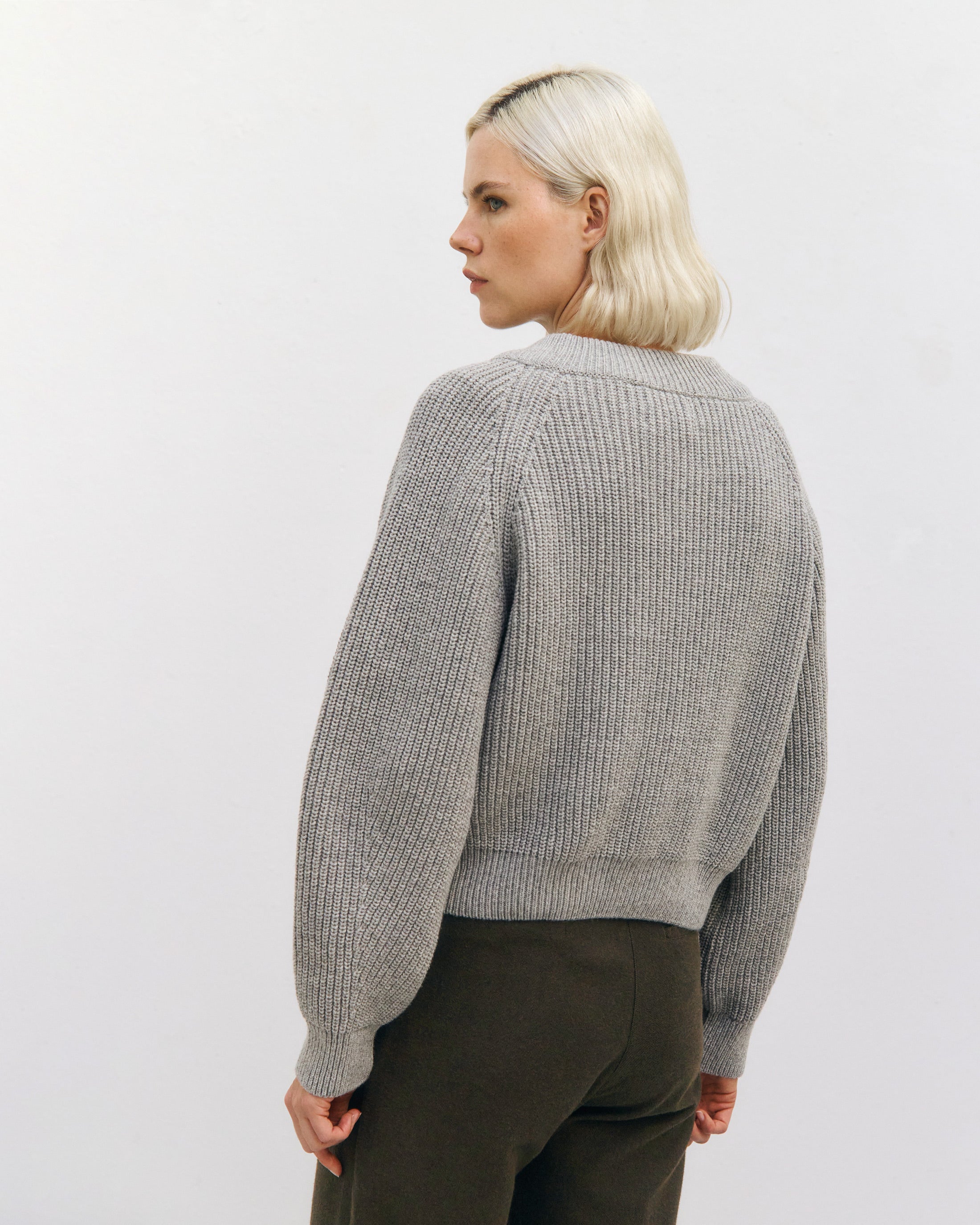 Hellgrauer Kurzer Strickpullover aus Recycelter Wolle von Rotholz