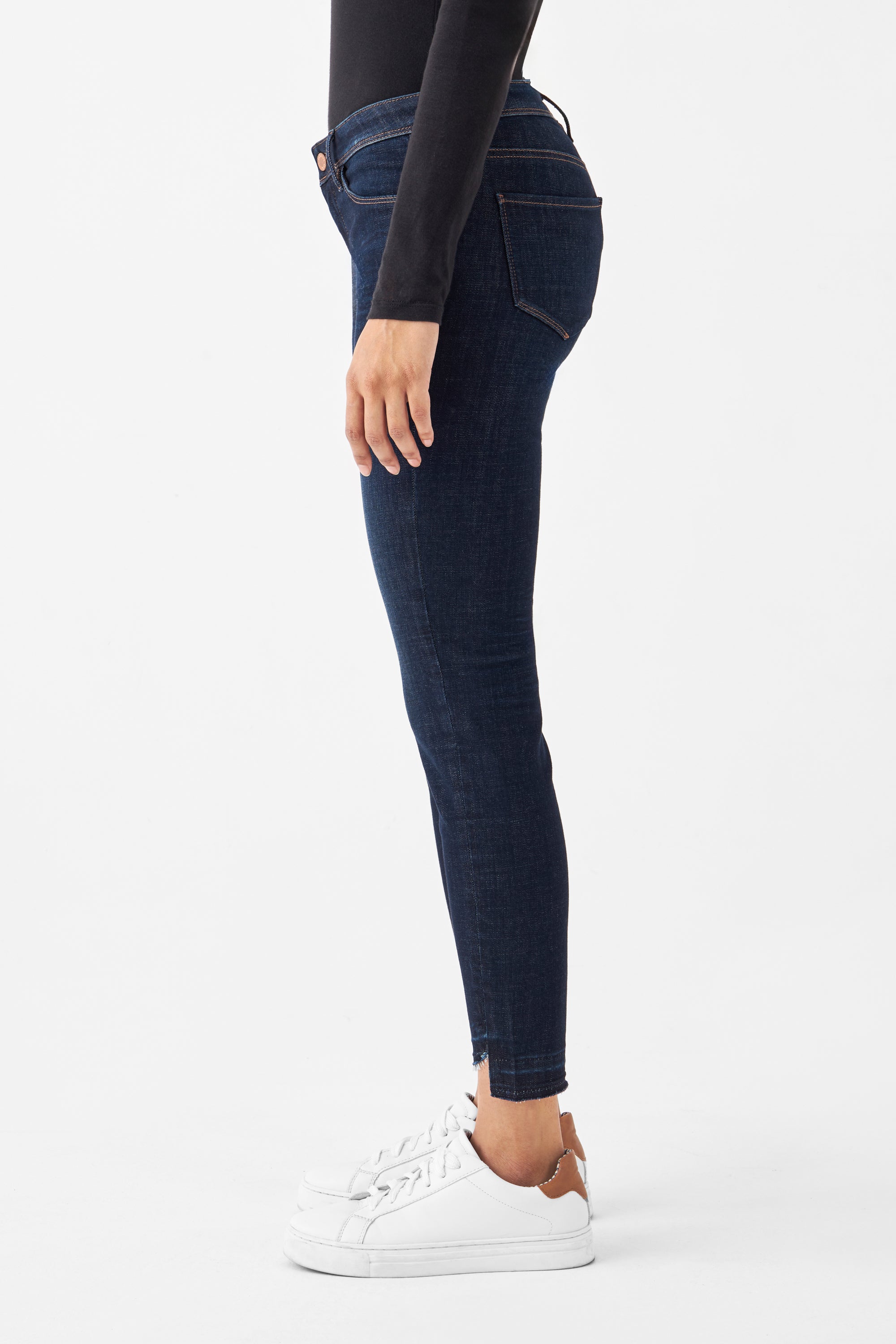Dunkelblaue Jeans MID SUN Slim Design Details aus Bio-Baumwolle von Dawn Denim