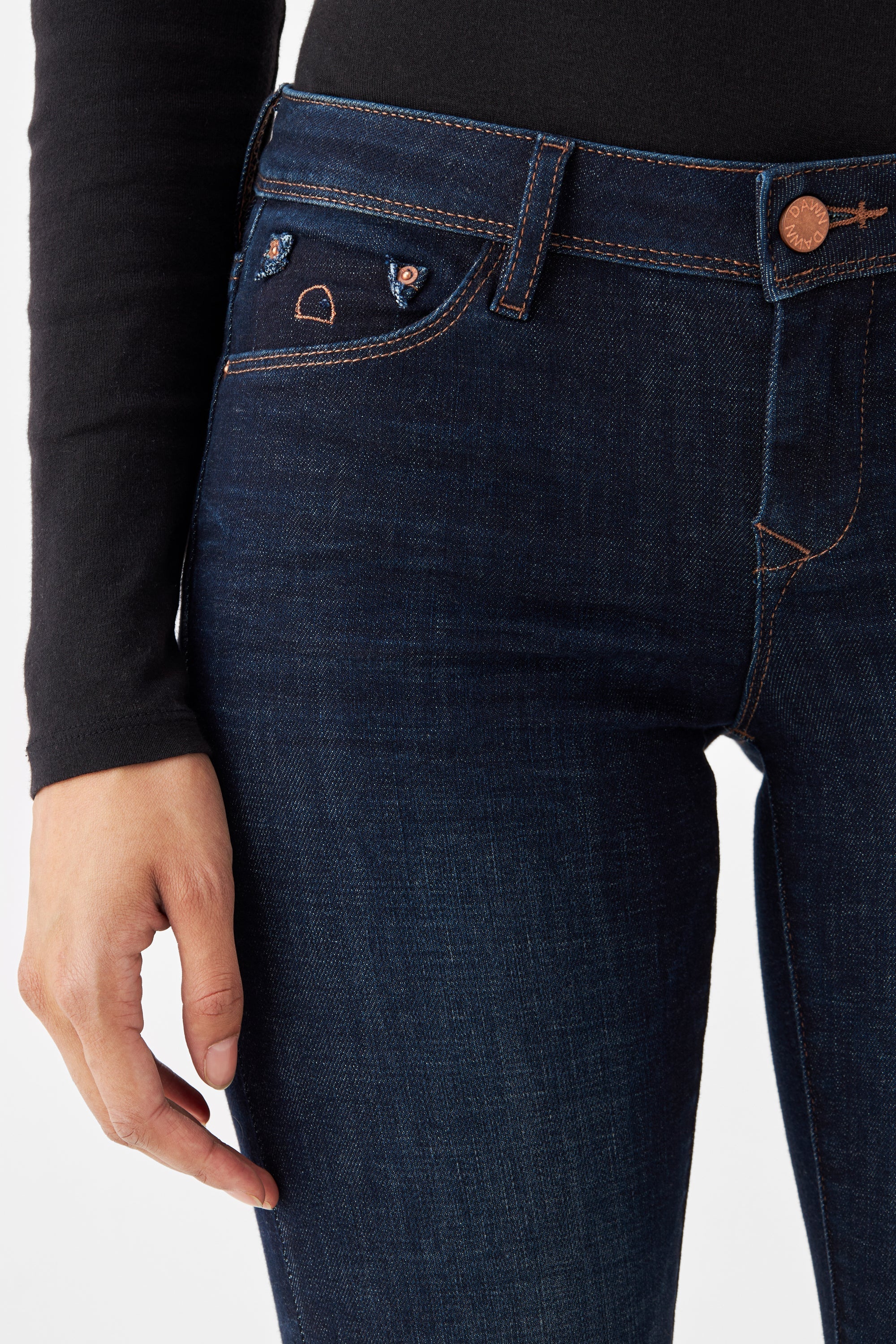 Dunkelblaue Jeans MID SUN Slim Design Details aus Bio-Baumwolle von Dawn Denim