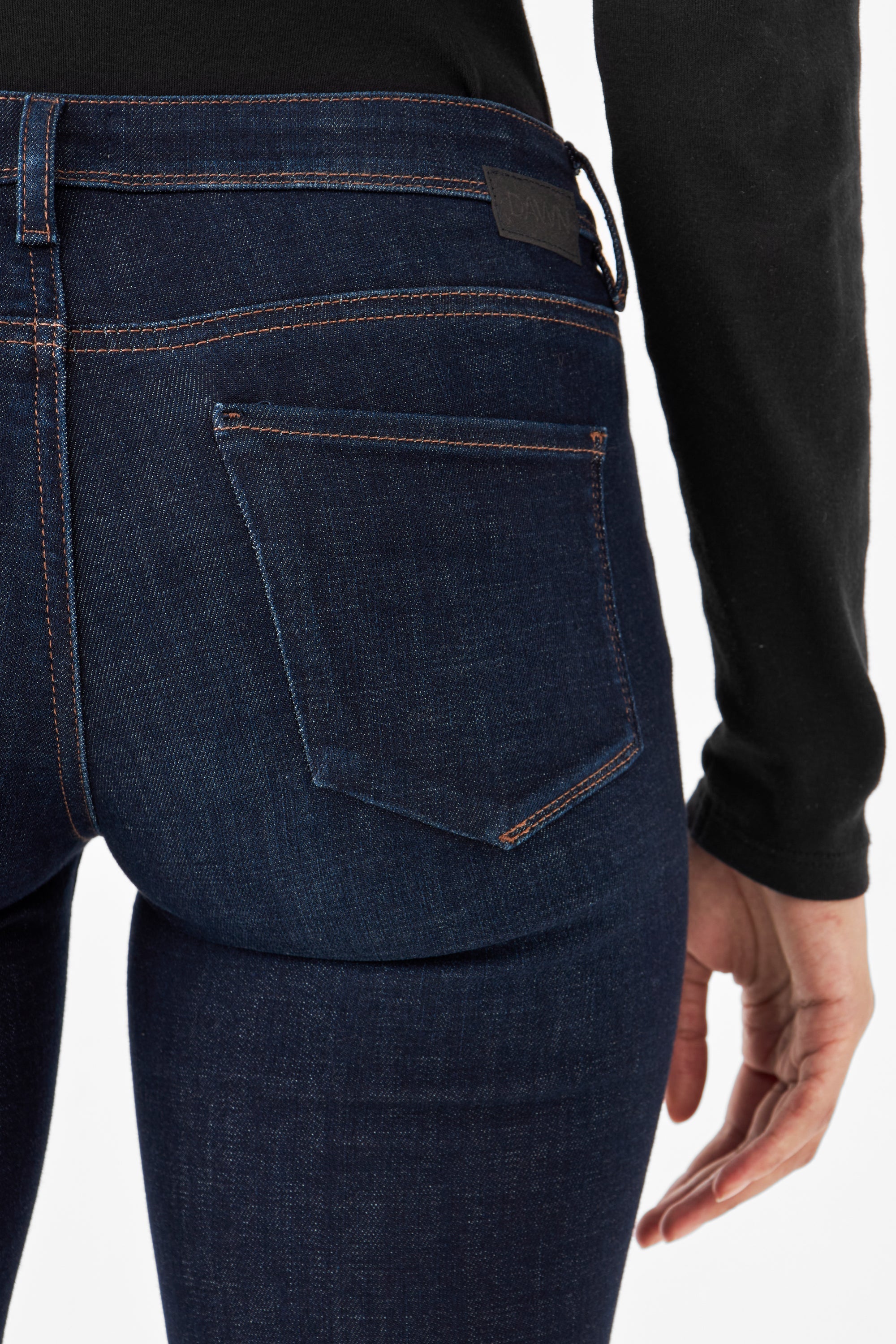 Dunkelblaue Jeans MID SUN Slim Design Details aus Bio-Baumwolle von Dawn Denim