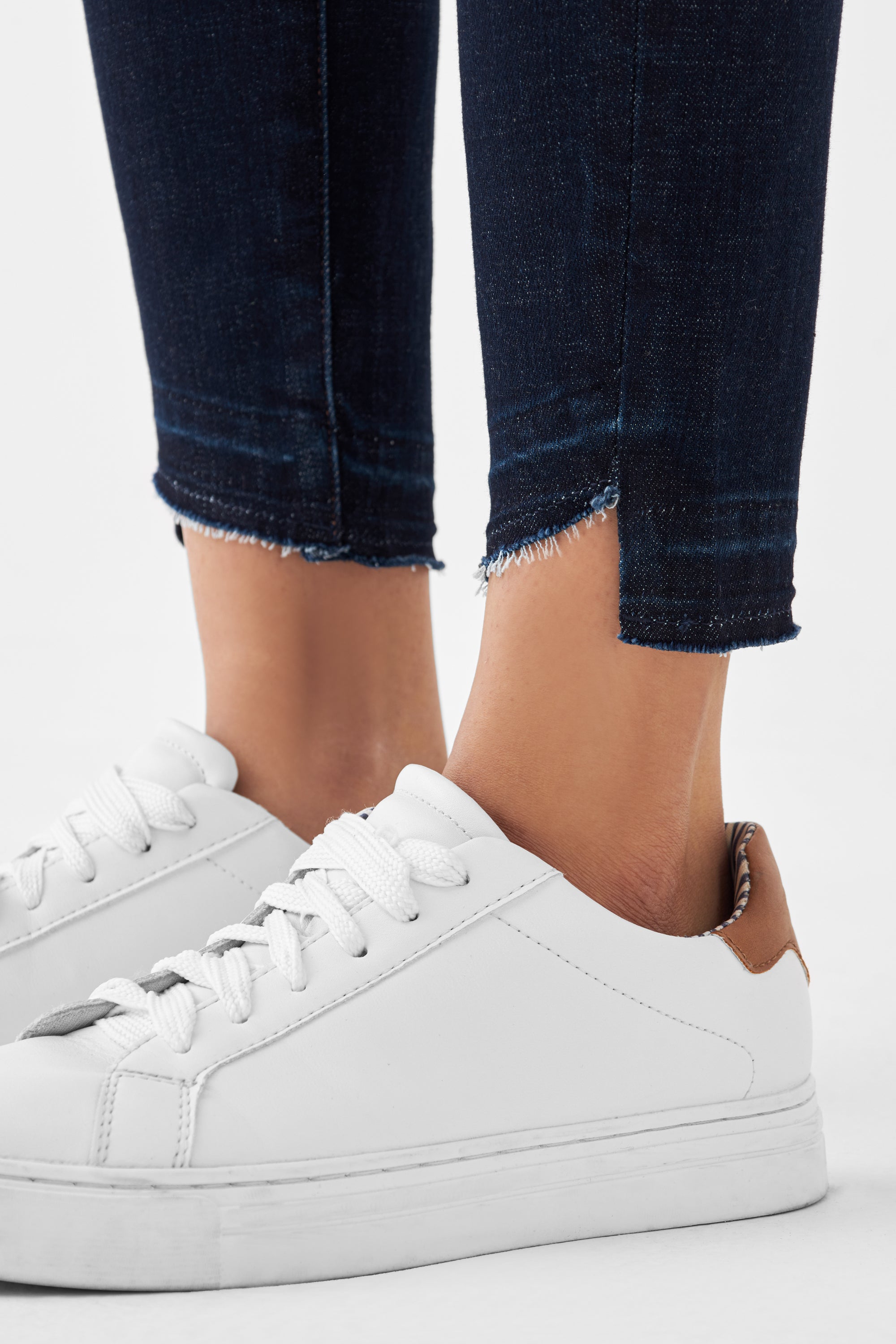 Dunkelblaue Jeans MID SUN Slim Design Details aus Bio-Baumwolle von Dawn Denim