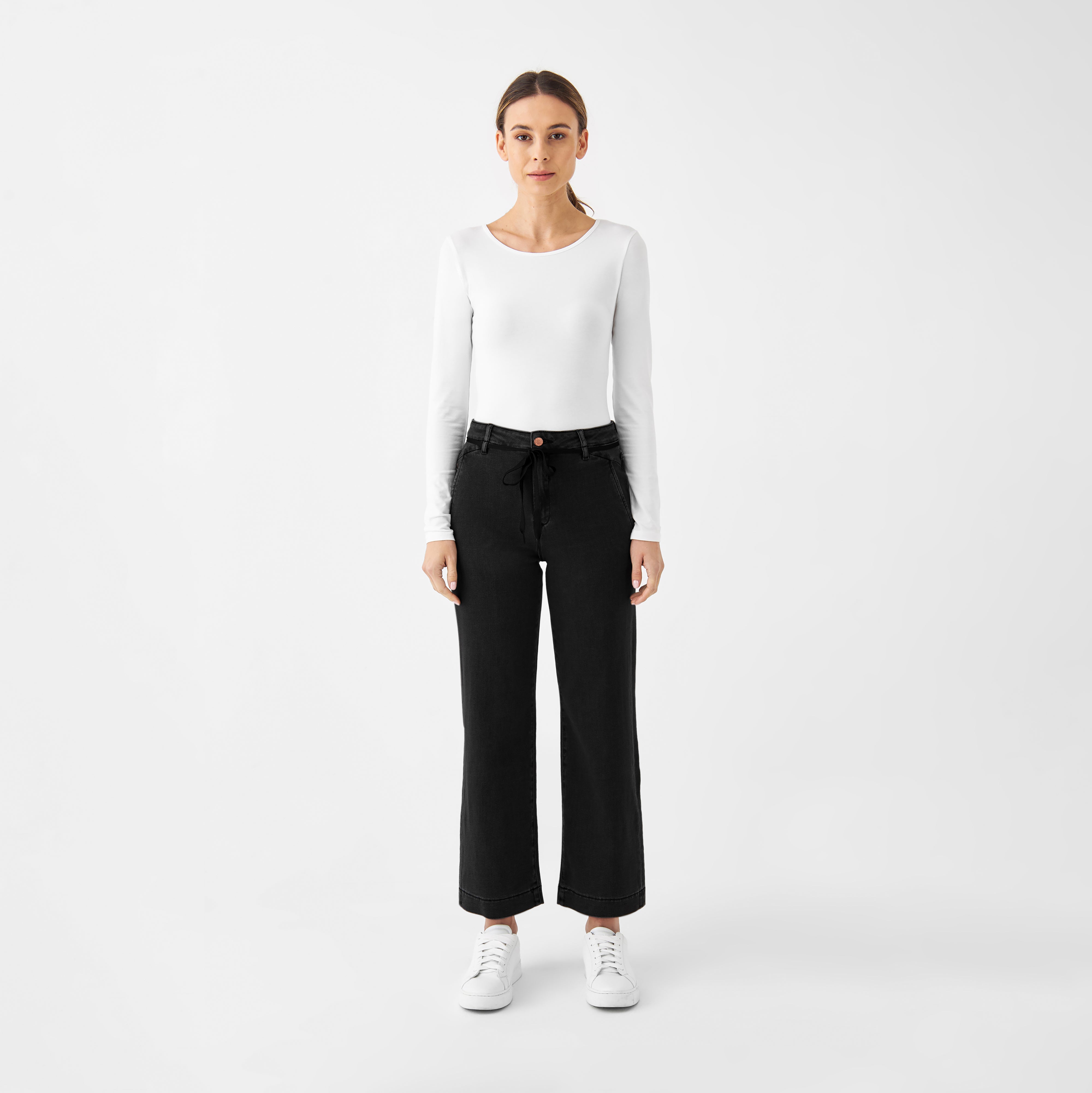 Schwarze Jeans DEW Flared Cropped French Pocket aus Bio-Baumwolle von Dawn Denim
