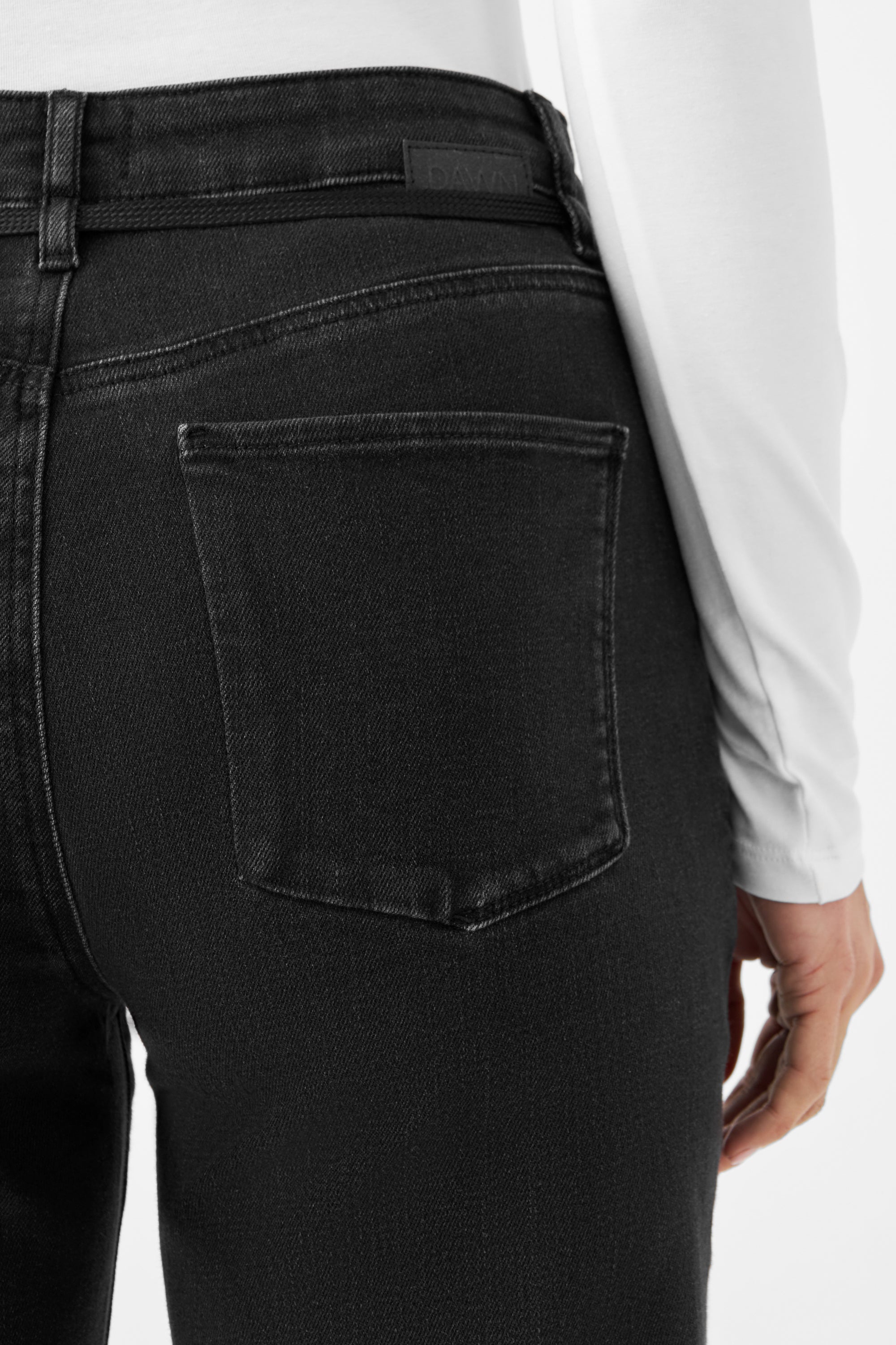 Schwarze Jeans DEW Flared Cropped French Pocket aus Bio-Baumwolle von Dawn Denim