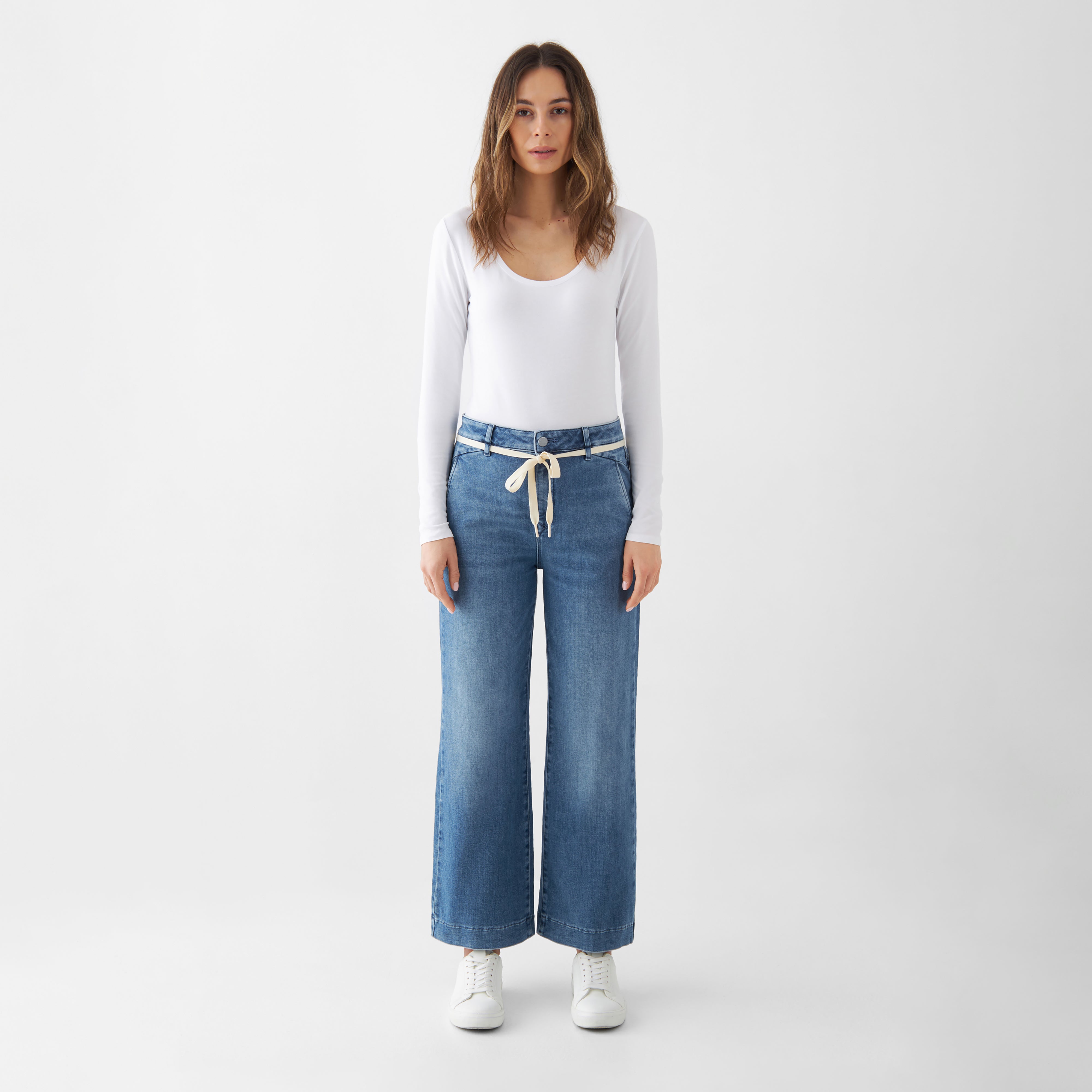 Blaue Jeans DEW Flared Cropped French Pocket aus Bio-Baumwolle von Dawn Denim