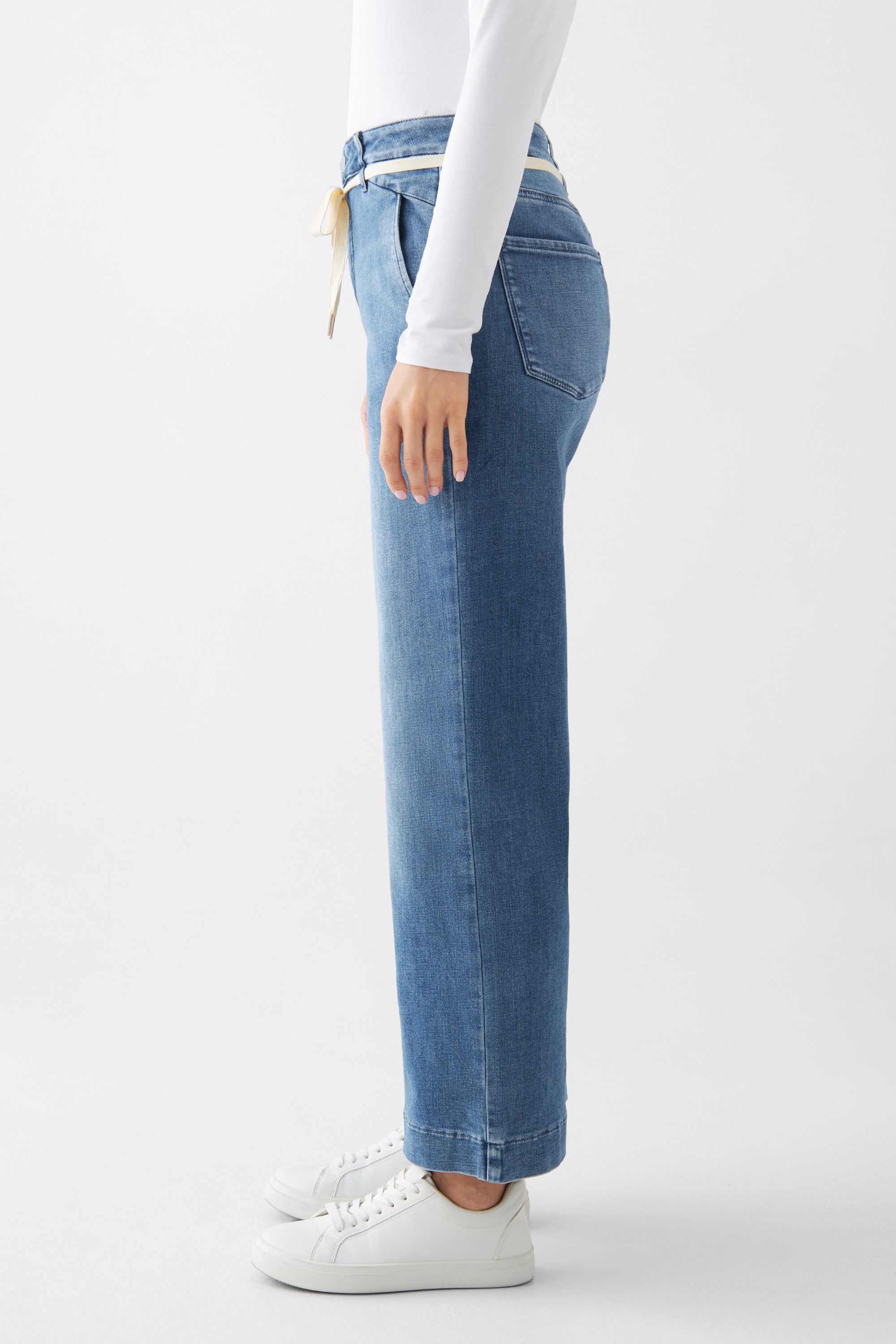 Blaue Jeans DEW Flared Cropped French Pocket aus Bio-Baumwolle von Dawn Denim
