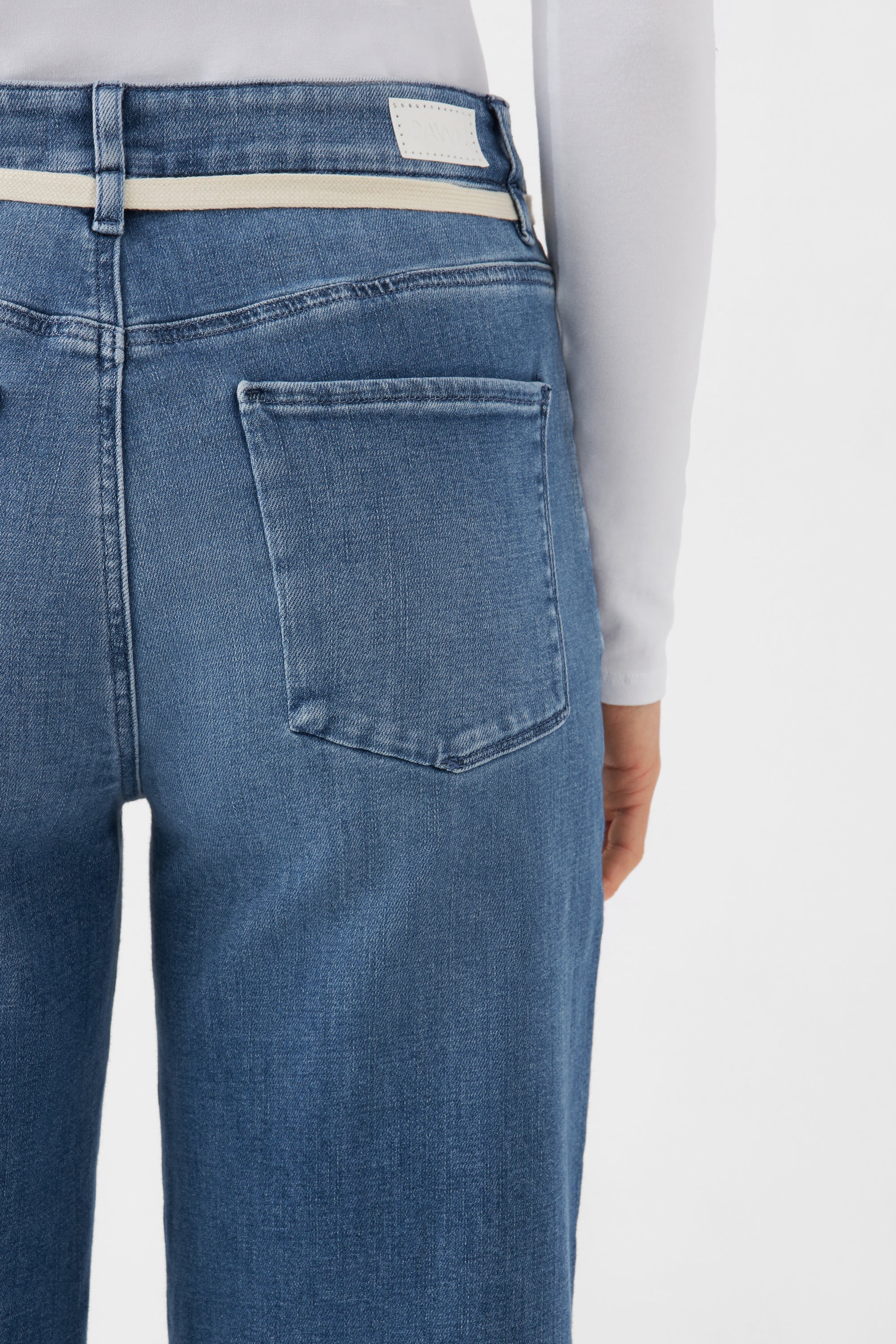 Blaue Jeans DEW Flared Cropped French Pocket aus Bio-Baumwolle von Dawn Denim