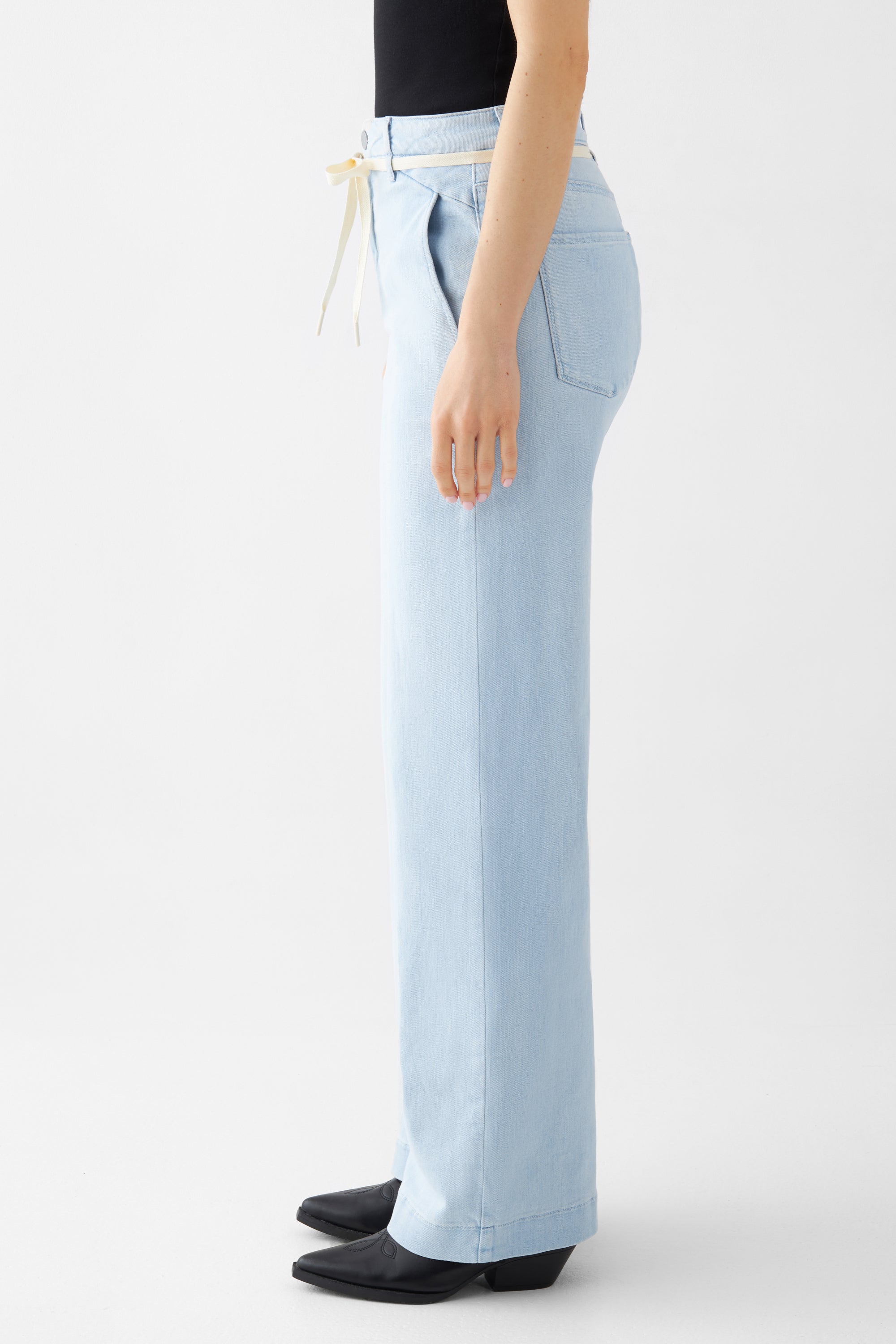 Hellblaue Jeans DEW Flared French Pocket aus Bio-Baumwolle von Dawn Denim