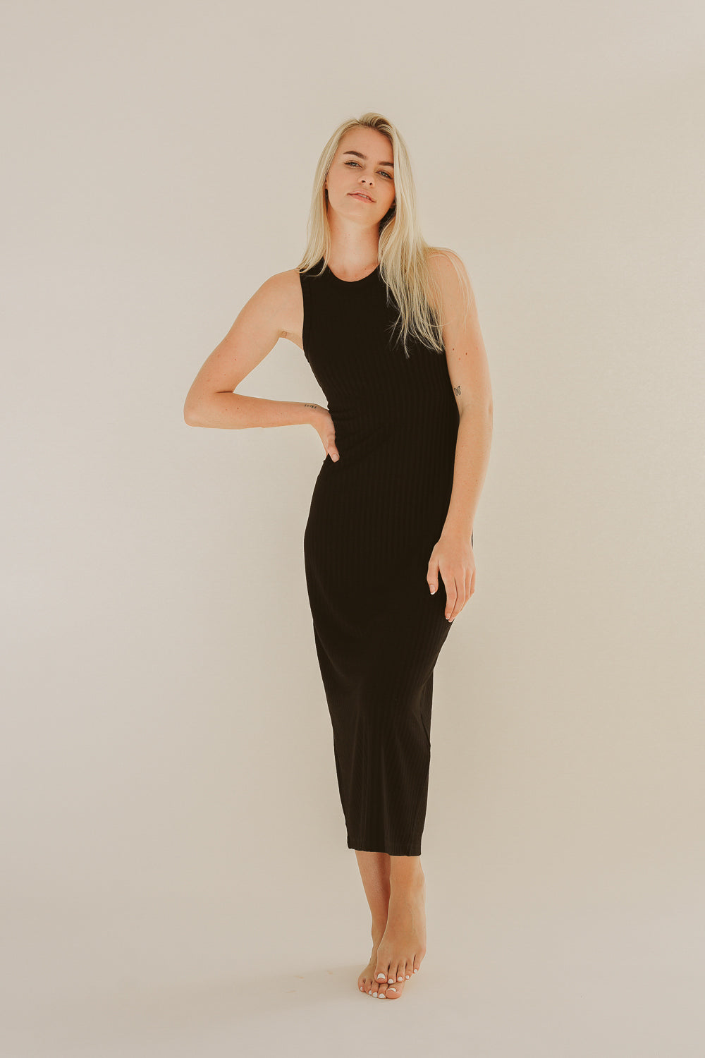 Robe noire LOOLA en Tencel de Pura Clothing