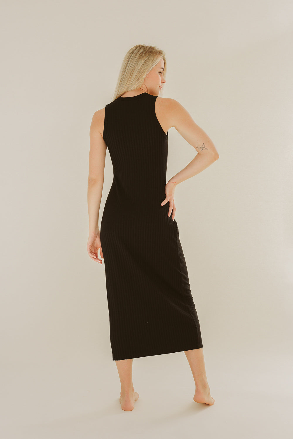 Robe noire LOOLA en Tencel de Pura Clothing