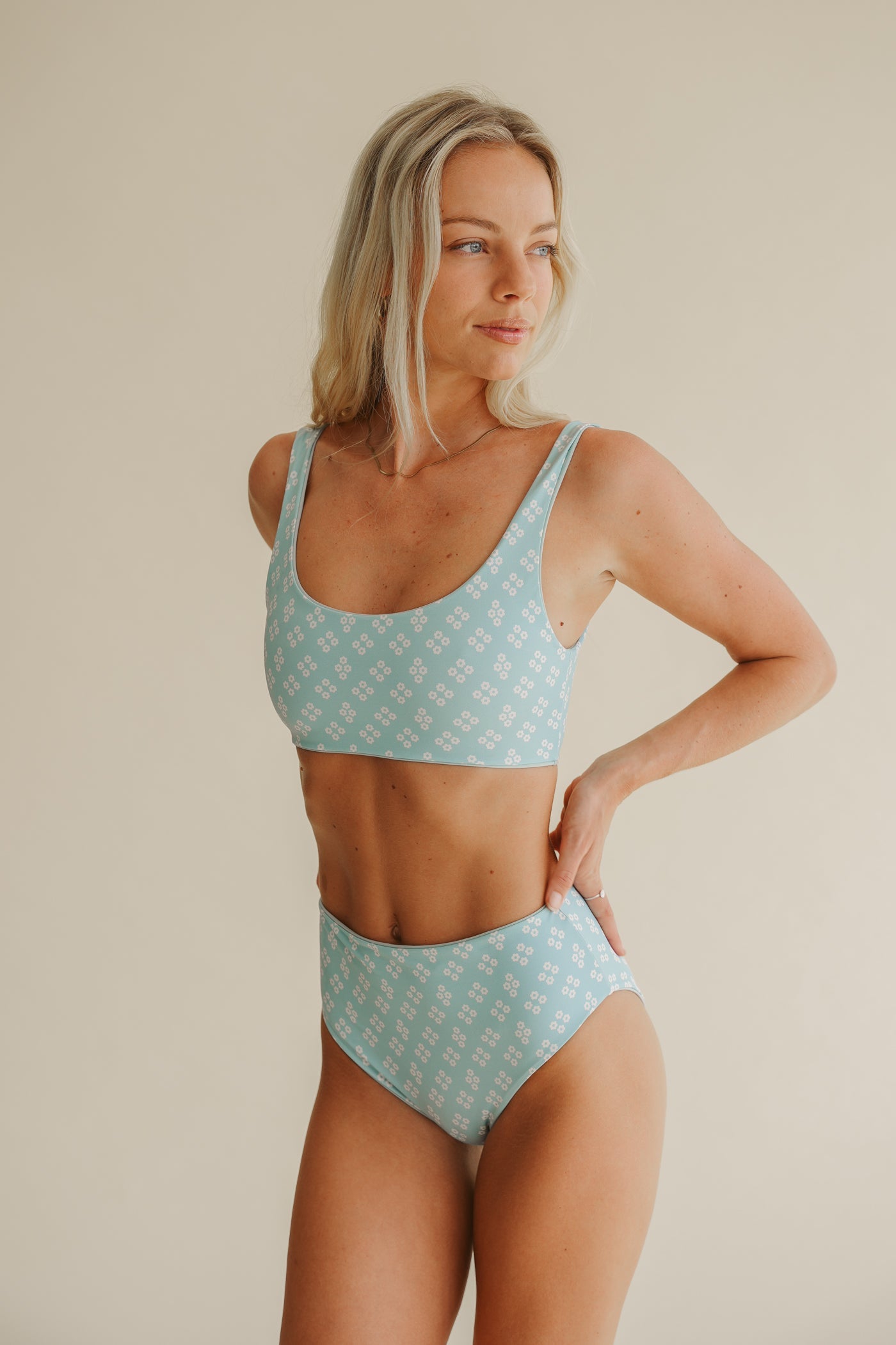 Haut de bikini bleu LIIA en polyamide recyclé par Pura Clothing