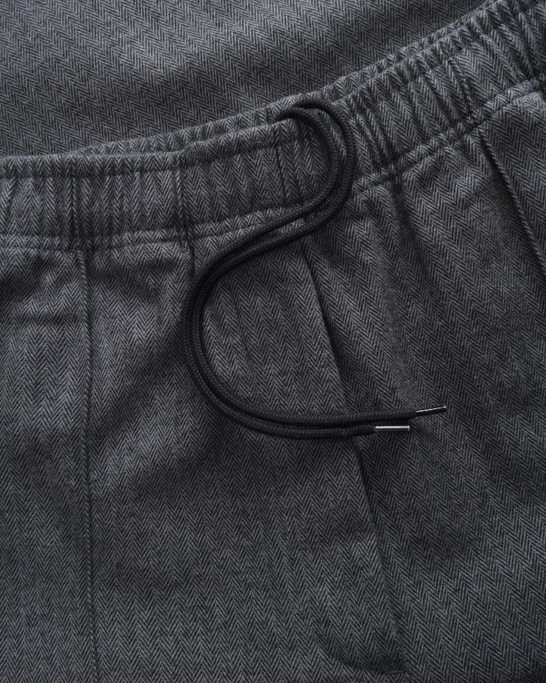 Graue Weite Bundfaltenhose Herringbone aus 100% Bio-Baumwolle