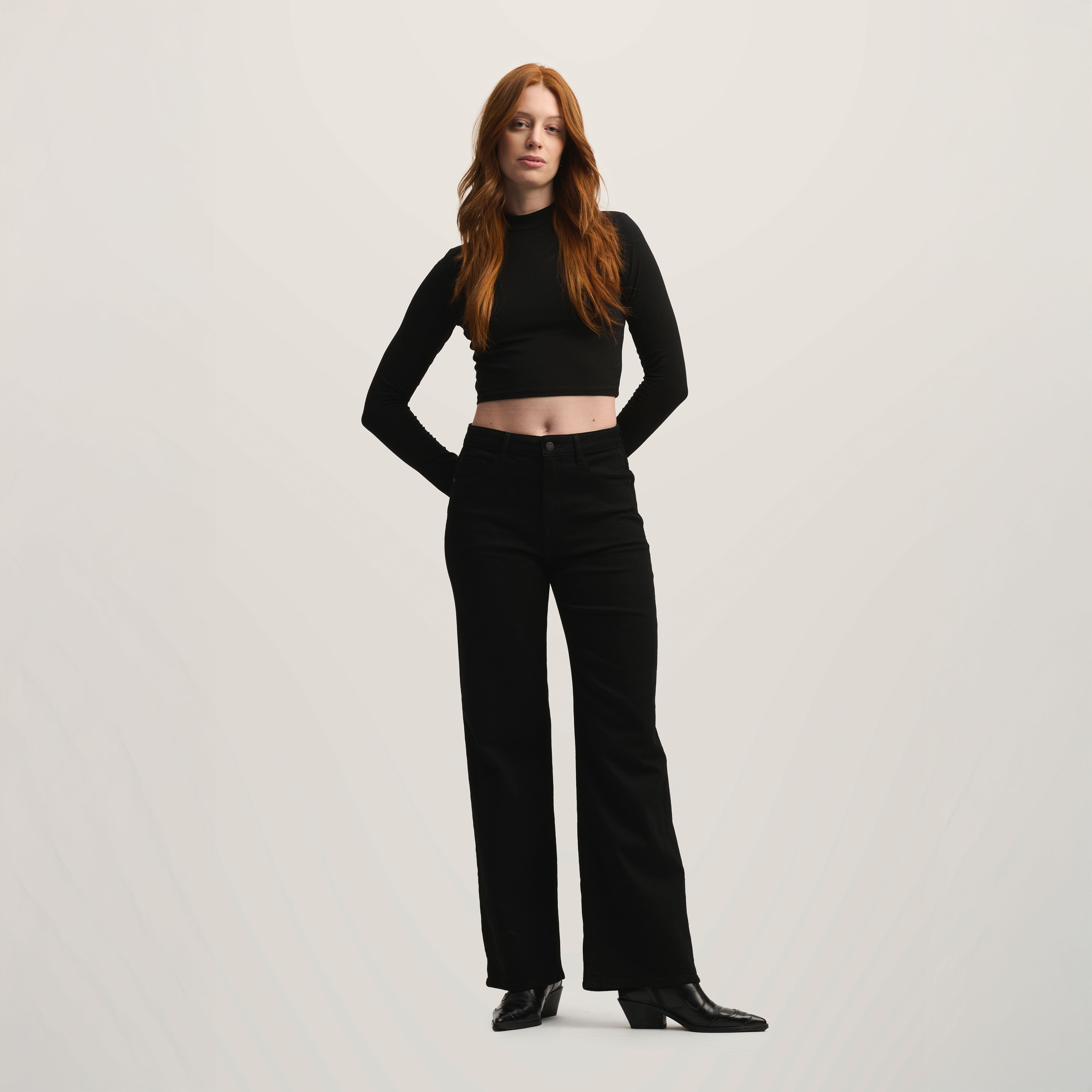 Schwarze Soft-Jeans DEW Flared Fit aus Bio-Baumwolle von Dawn Denim