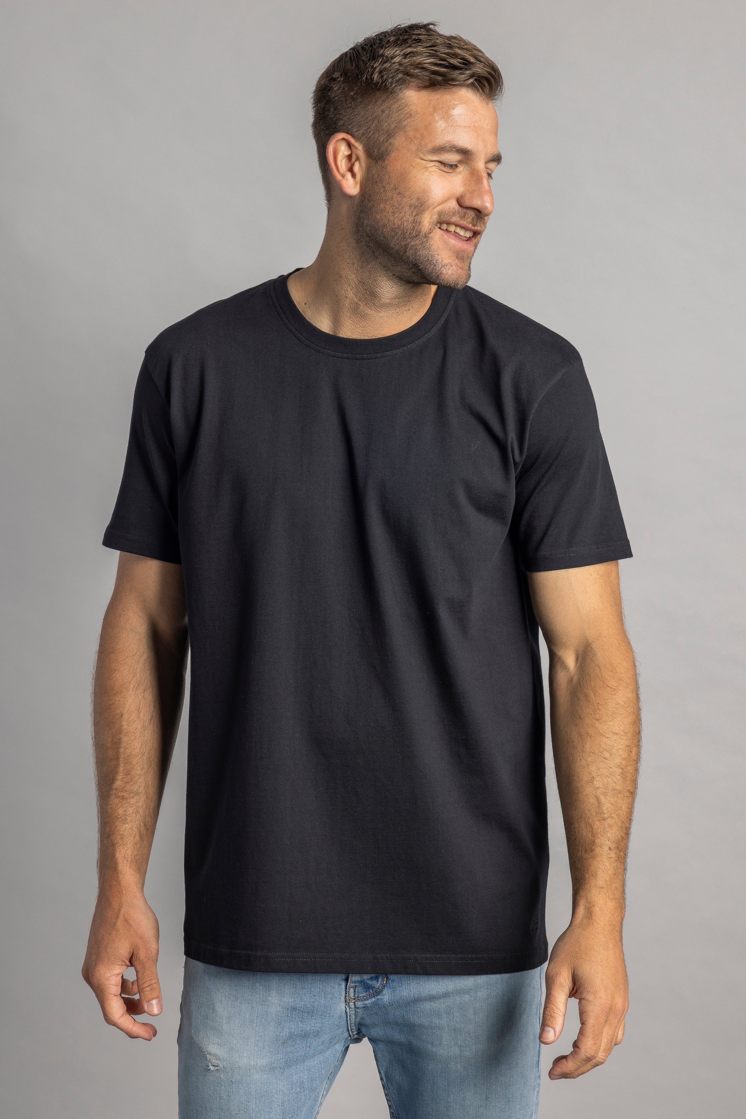 Schwarzes T-Shirt Premium Blank Standard aus 100% Bio-Baumwolle von DIRTS