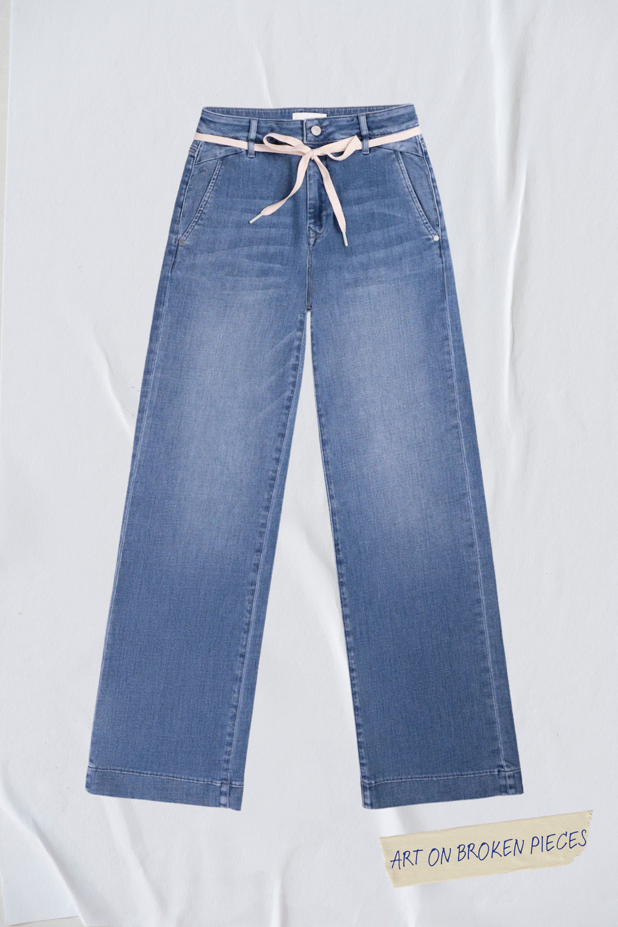 Jean bleu DEW Flared Cropped Art on Broken Pieces en coton biologique par Dawn Denim