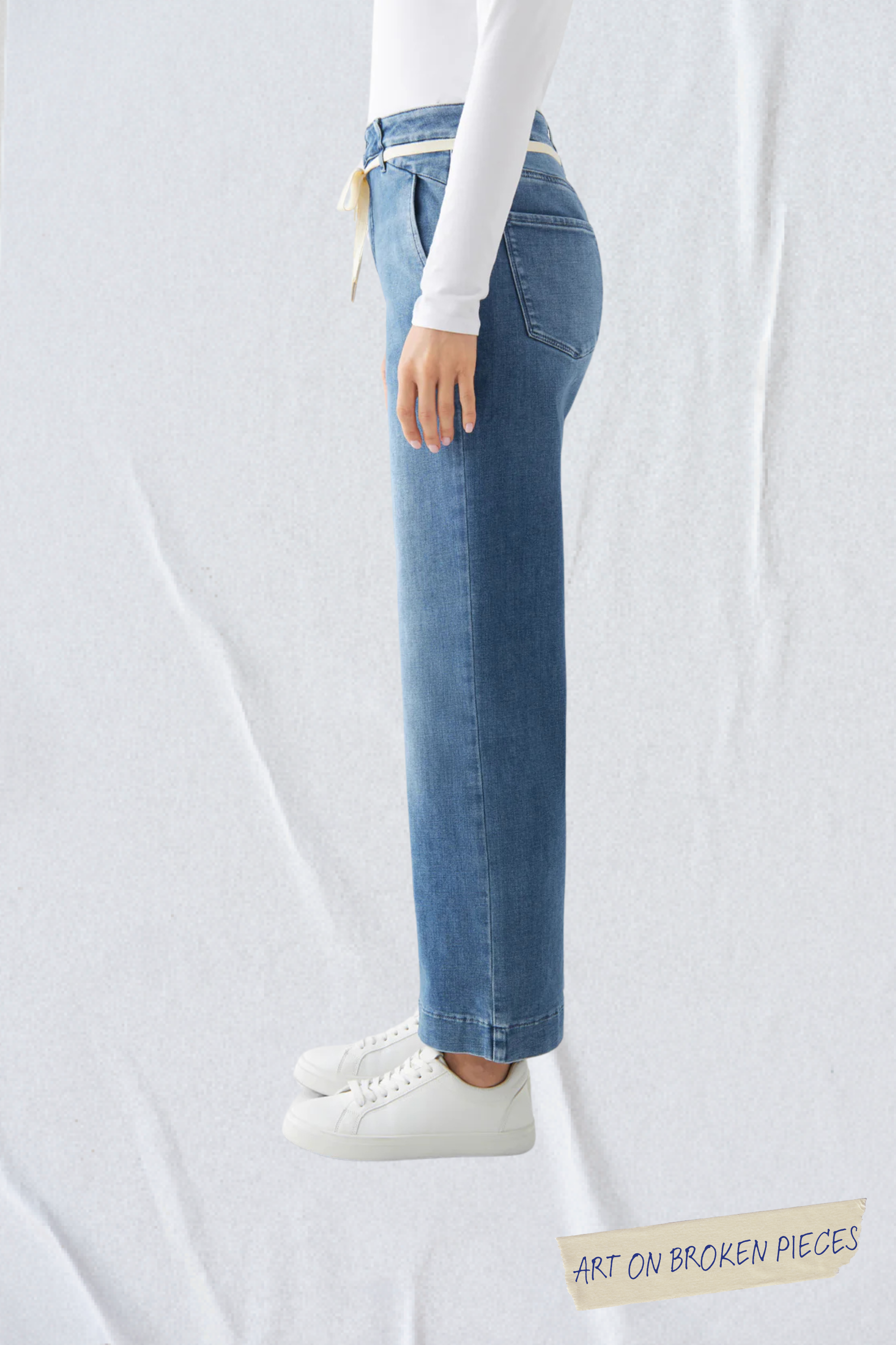Jean bleu DEW Flared Cropped Art on Broken Pieces en coton biologique par Dawn Denim