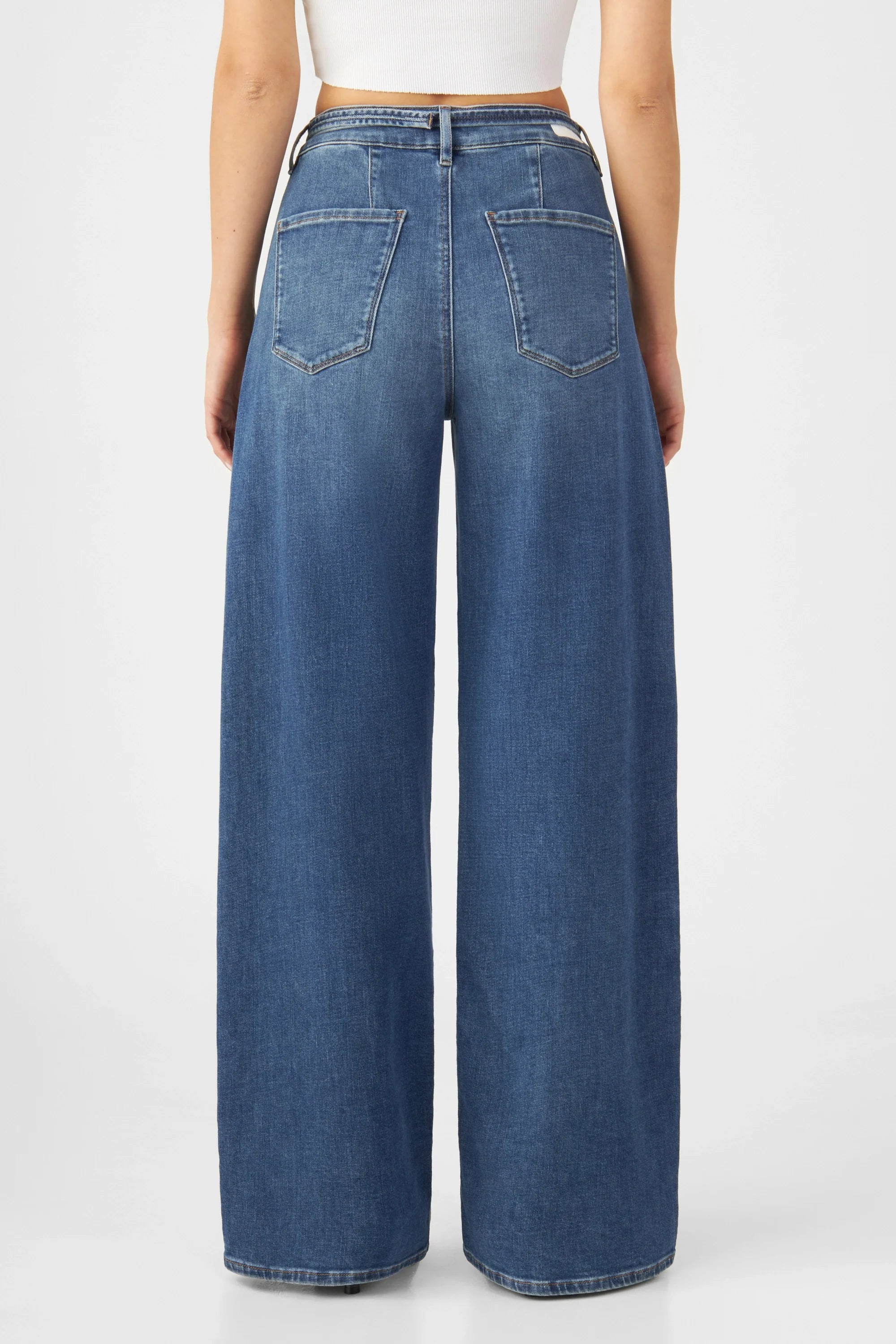 Rückansicht der BLINK High-Waist Wide Jeans in Vintage Blue: hohe Taille, weites gerades Bein, zwei Gesäßtaschen und Gürtel-Loops.