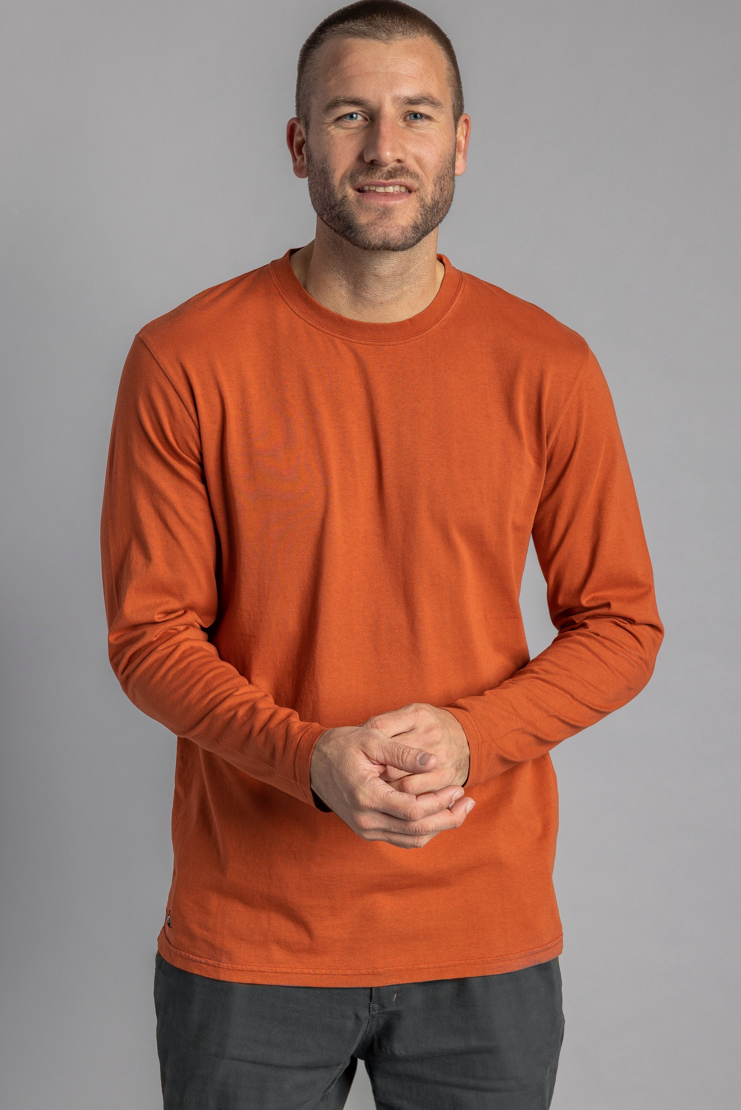 Orangenes, langärmliges T-Shirt aus recycelter Baumwolle von DIRTS