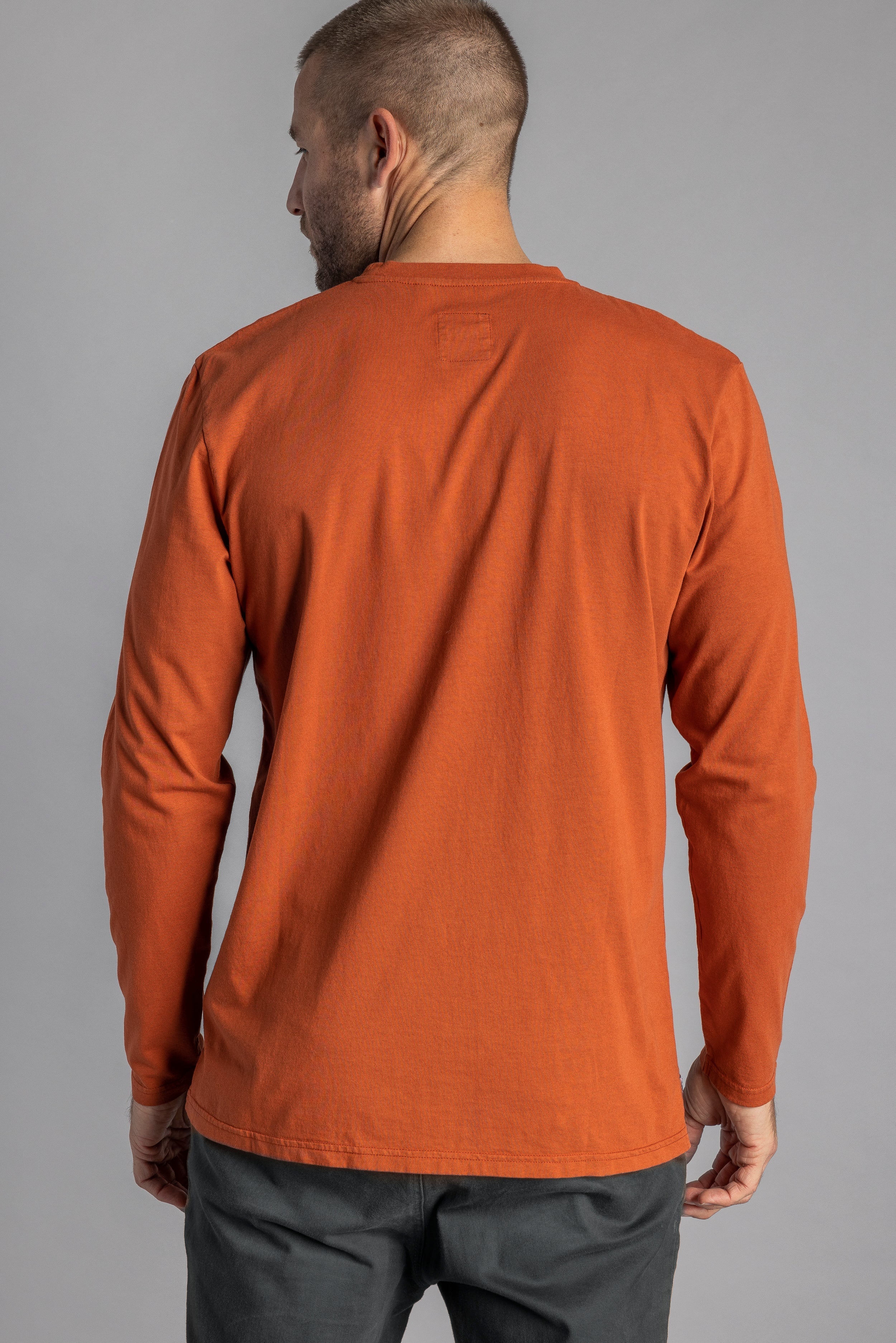 Orangenes, langärmliges T-Shirt aus recycelter Baumwolle von DIRTS