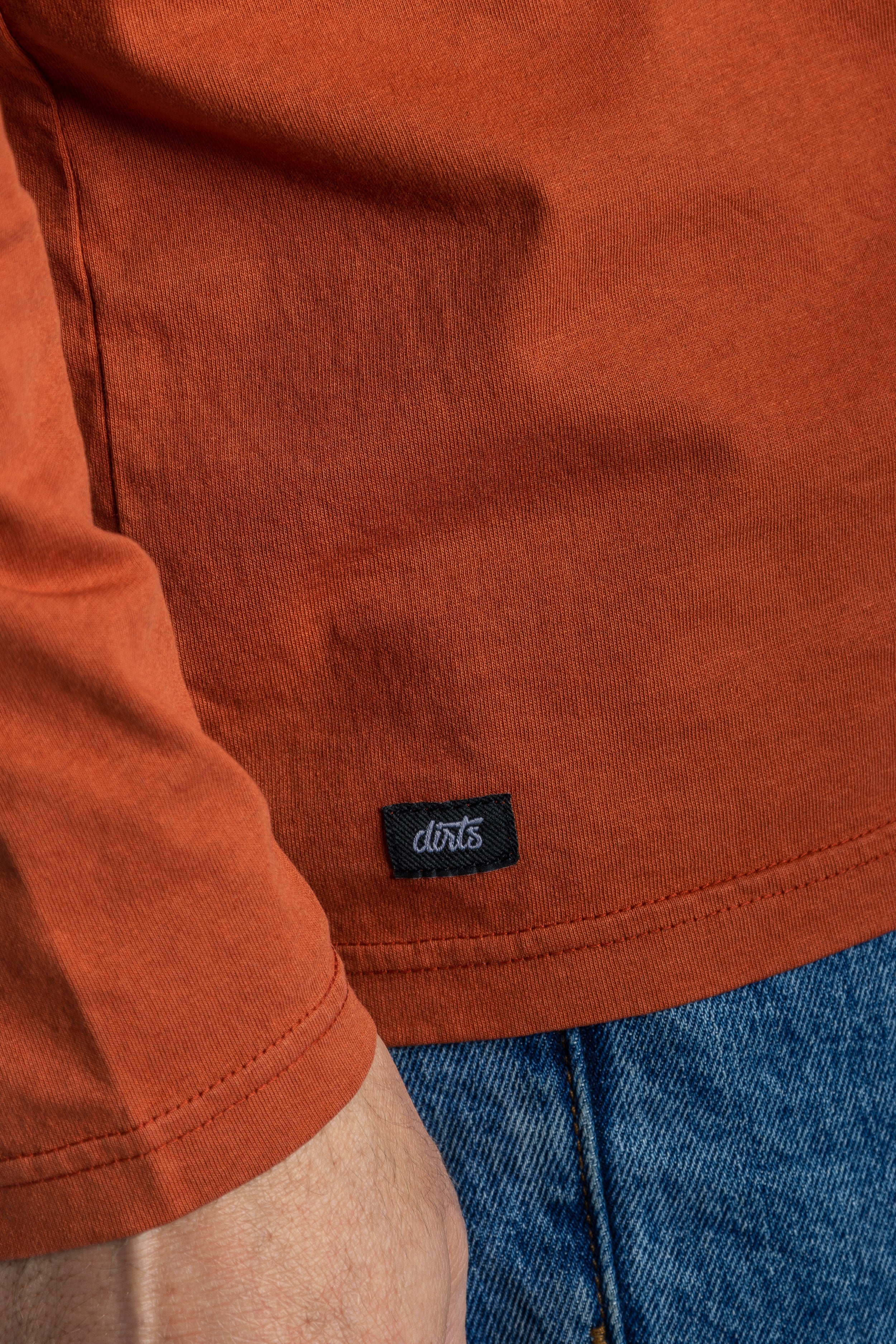 Orangenes, langärmliges T-Shirt aus recycelter Baumwolle von DIRTS