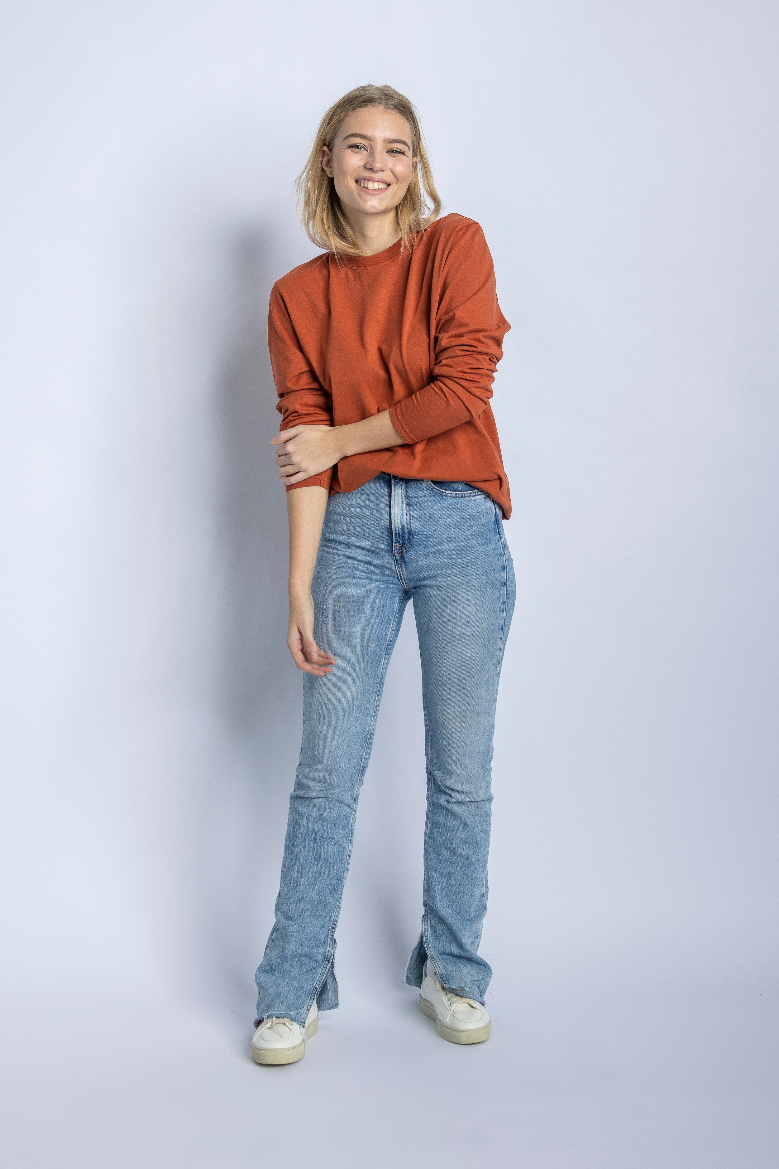 Orangenes, langärmliges T-Shirt aus recycelter Baumwolle von DIRTS