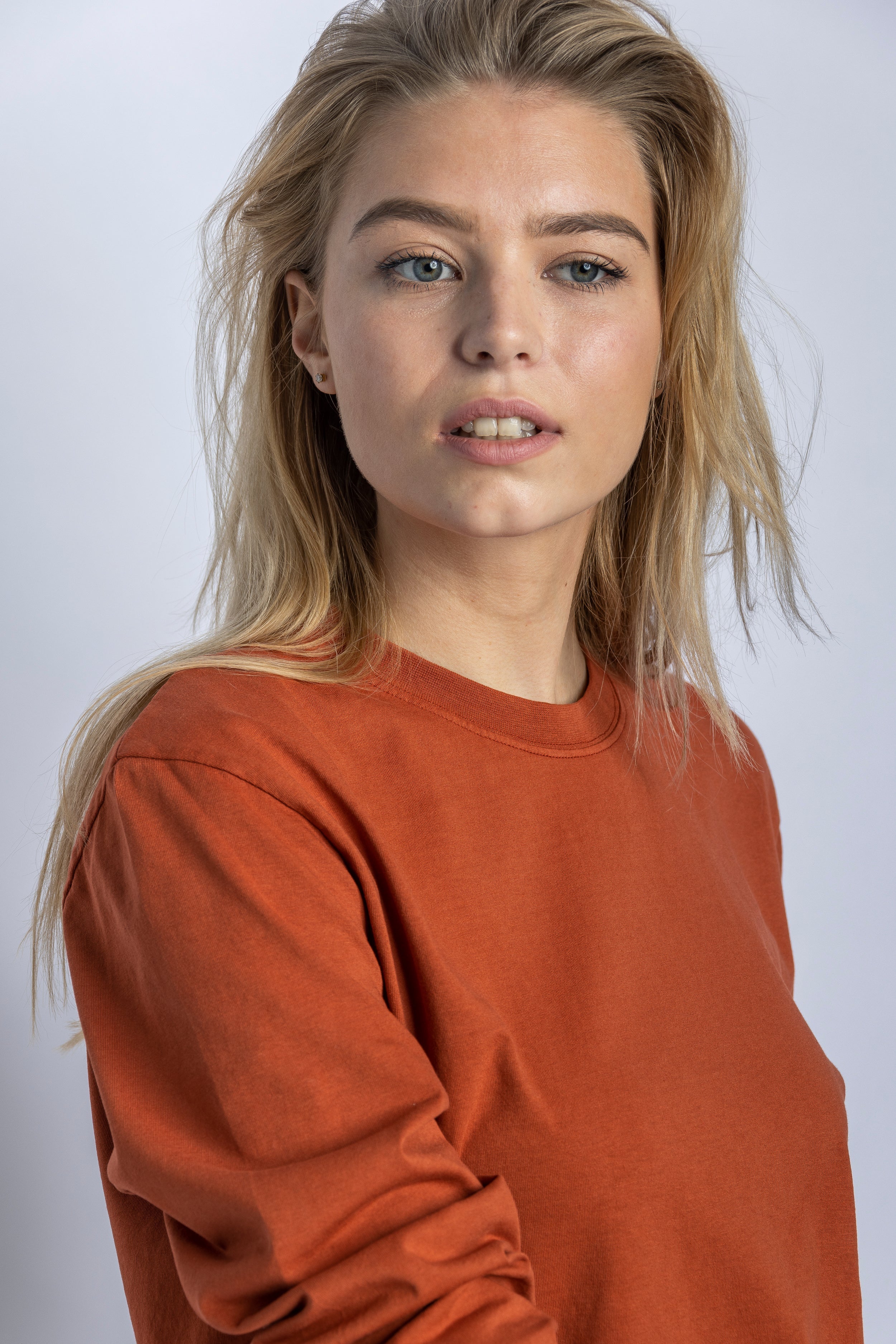 Orangenes, langärmliges T-Shirt aus recycelter Baumwolle von DIRTS