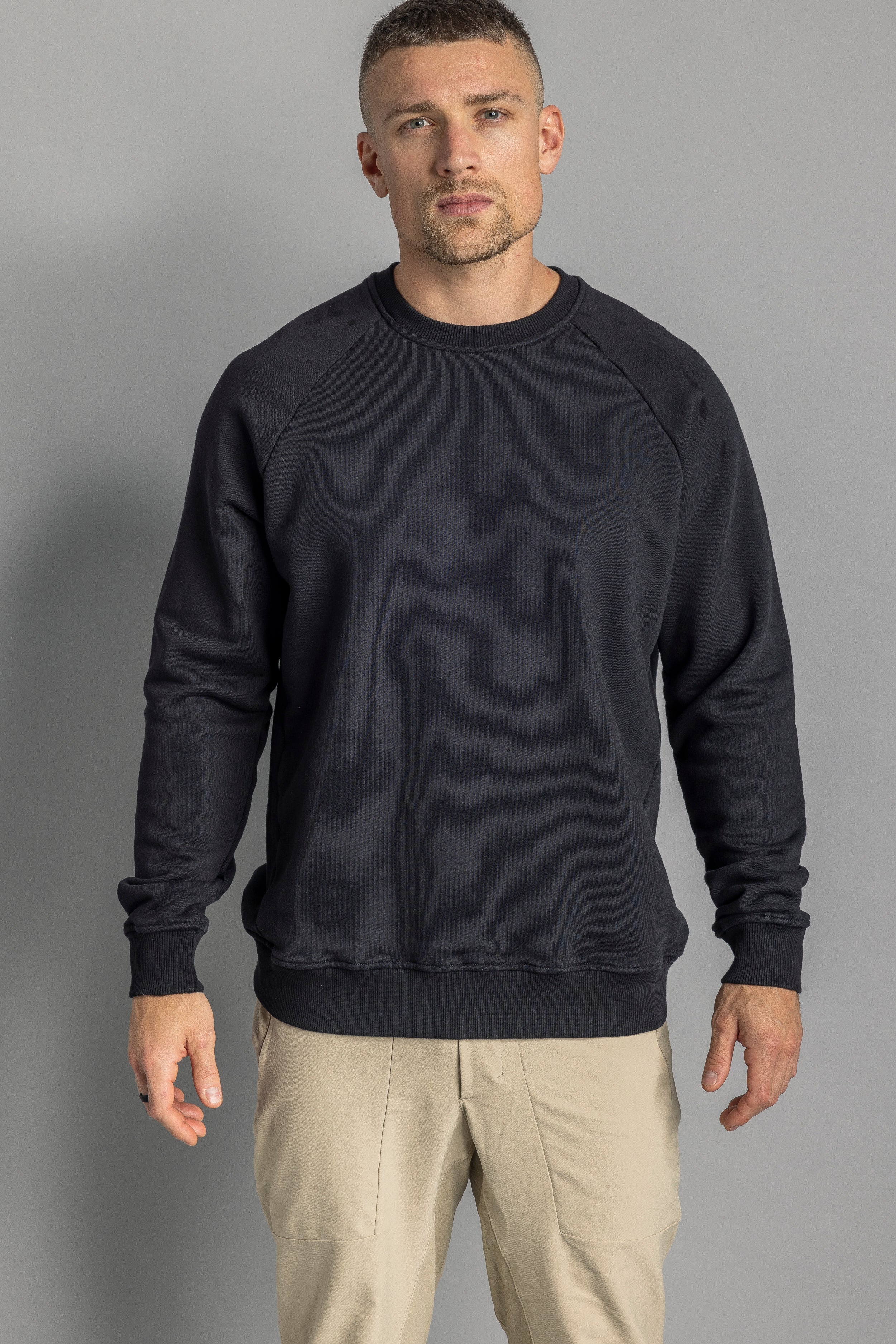 Pull noir raglan en coton 100% biologique de DIRTS
