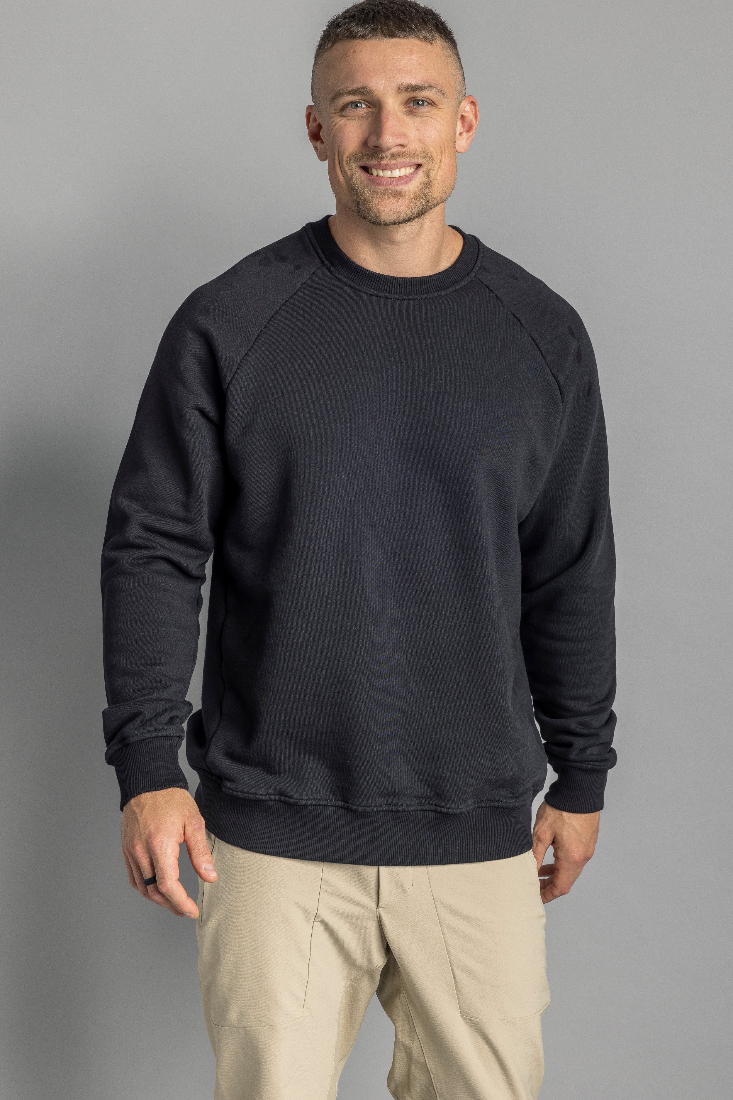 Pull noir raglan en coton 100% biologique de DIRTS