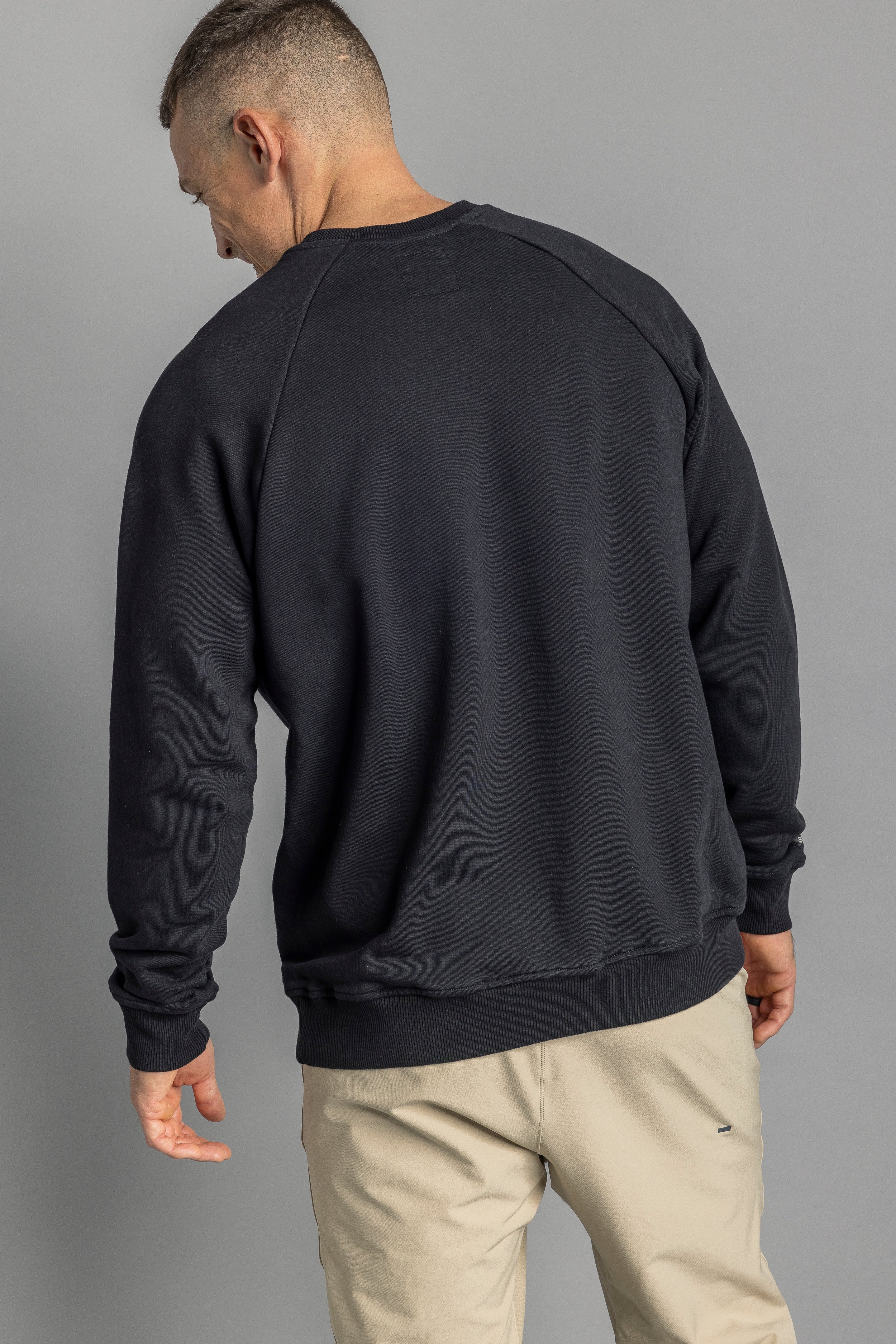 Pull noir raglan en coton 100% biologique de DIRTS