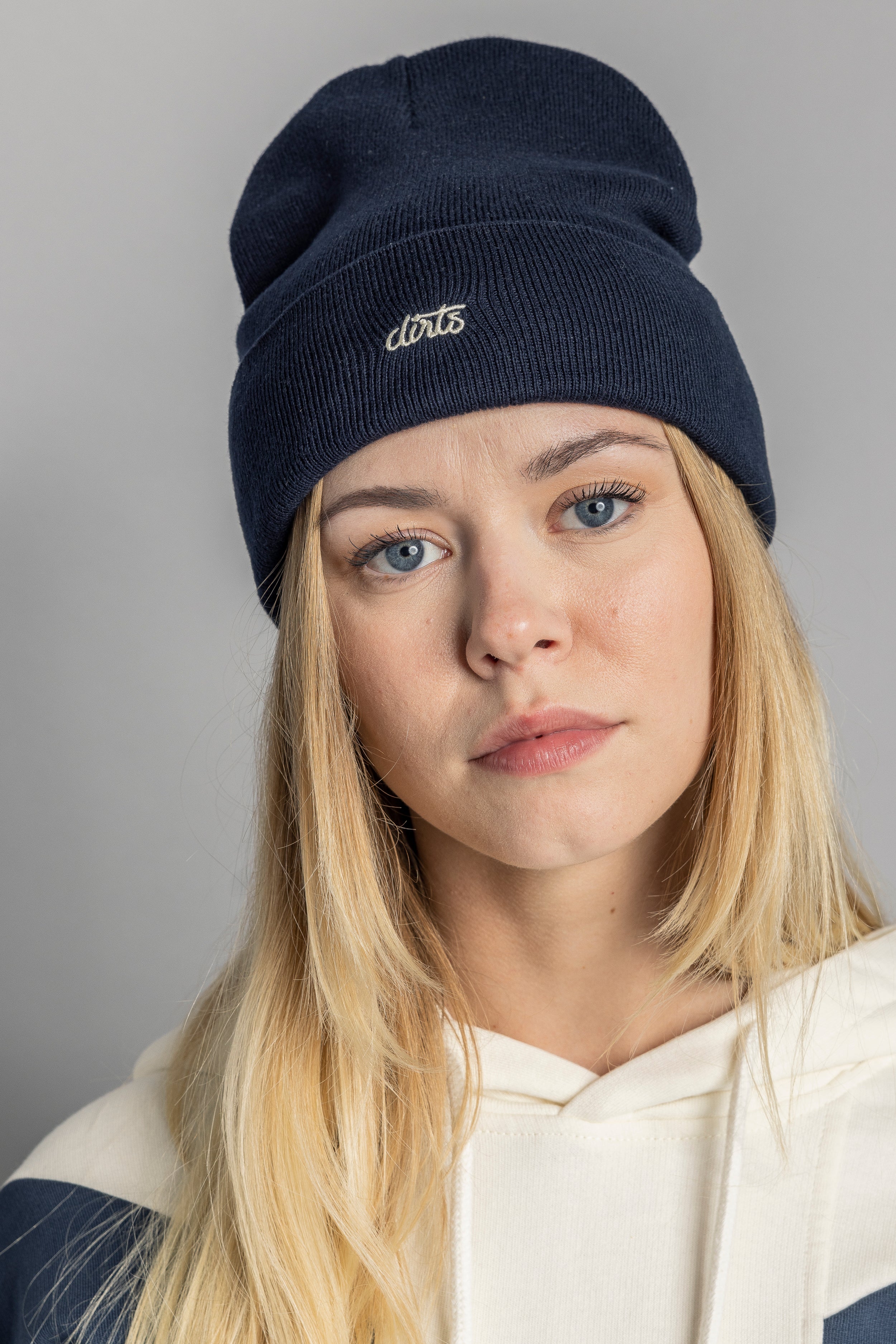 Dunkel-blaue Beanie Classic aus 100% Bio-Baumwolle von DIRTS