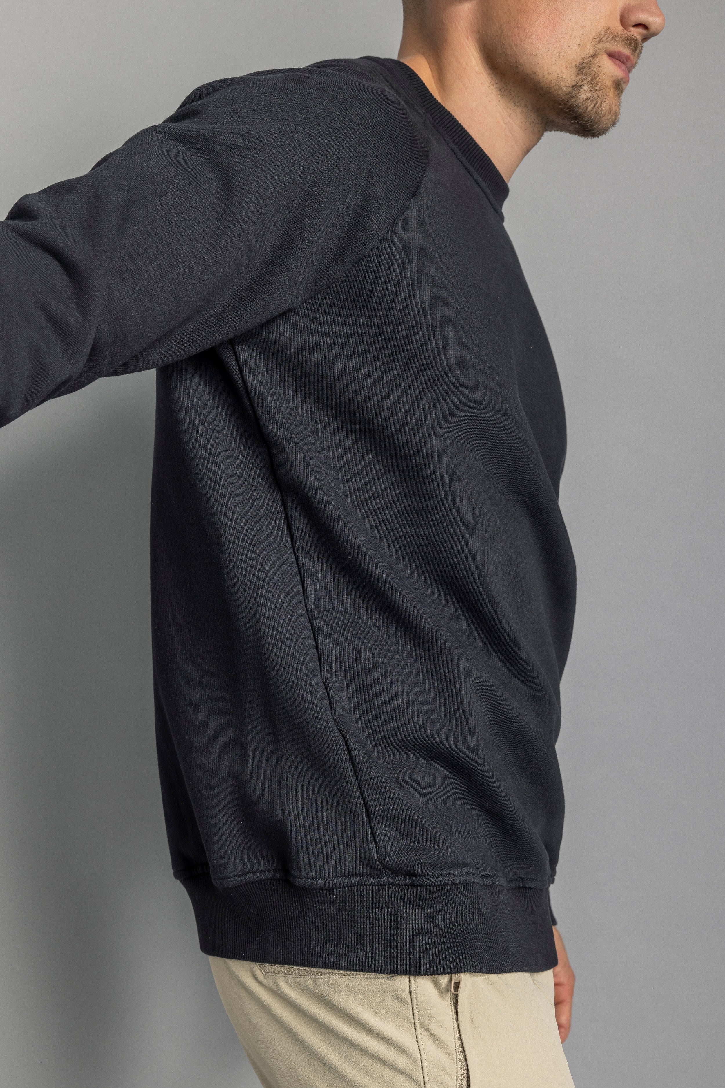 Pull noir raglan en coton 100% biologique de DIRTS
