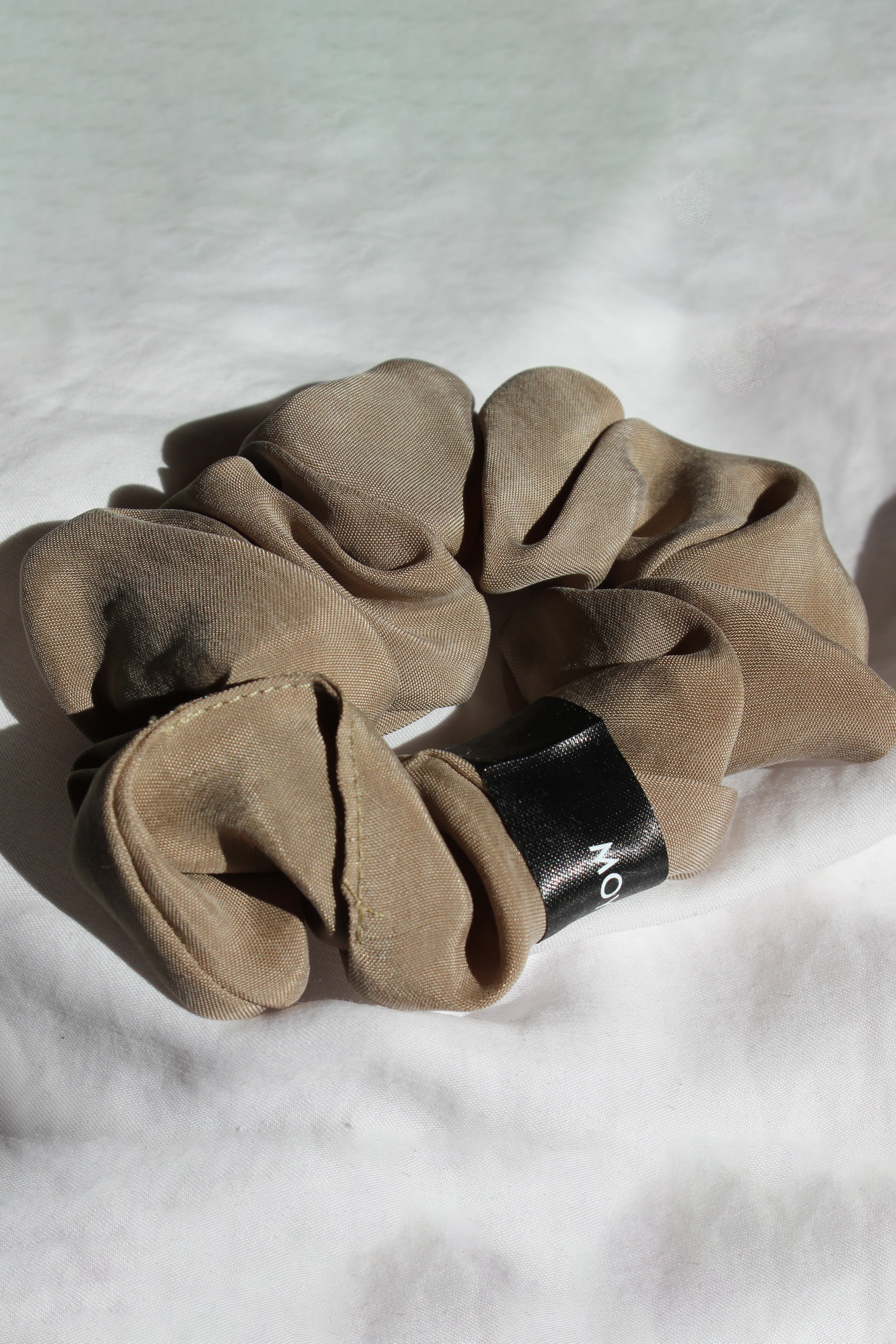 Gelbgrüner Haargummi Scrunchie aus 100% Cupro von Moya Kala