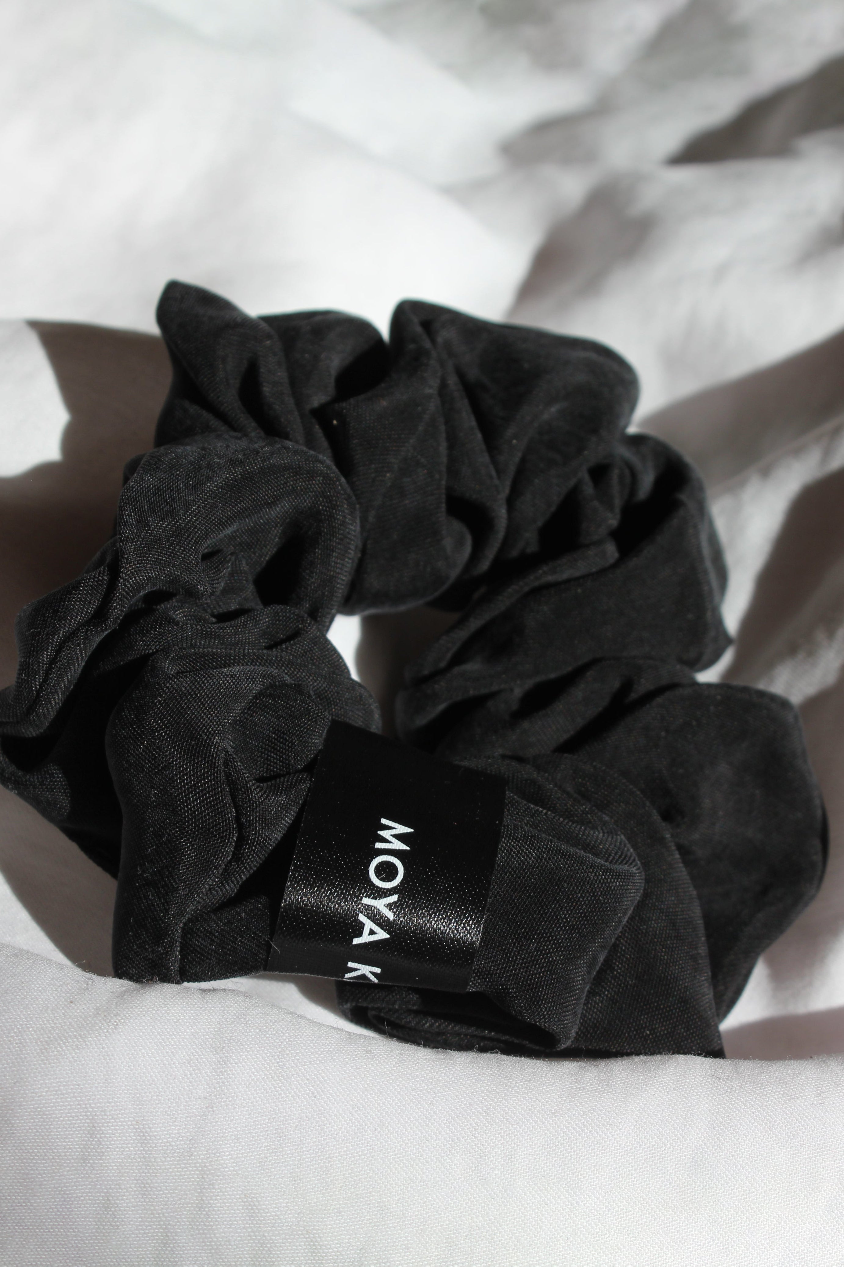 Grauer Haargummi Scrunchie aus 100% Cupro von Moya Kala